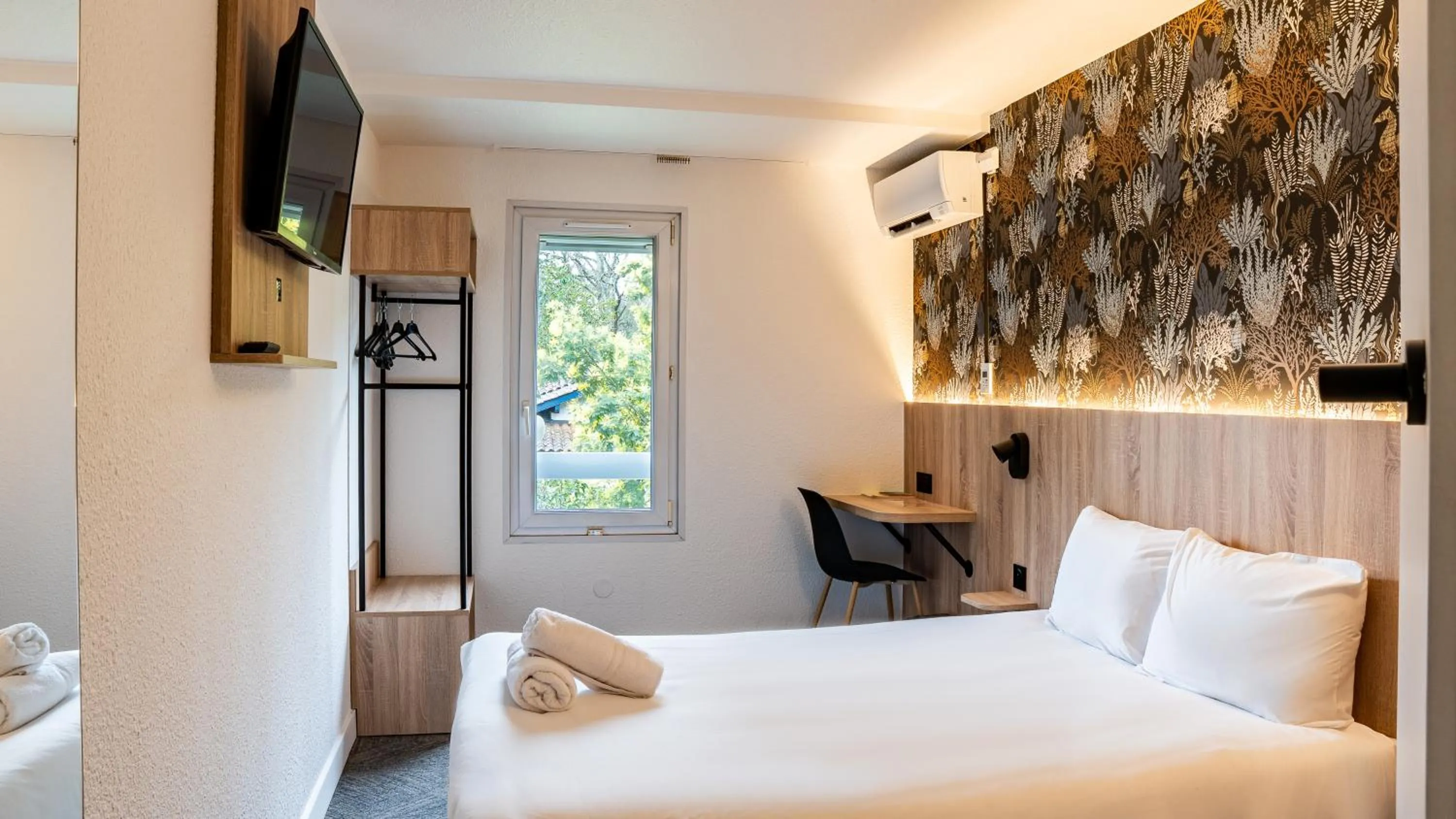 Photo of the whole room, Bed in Quick Palace Anglet