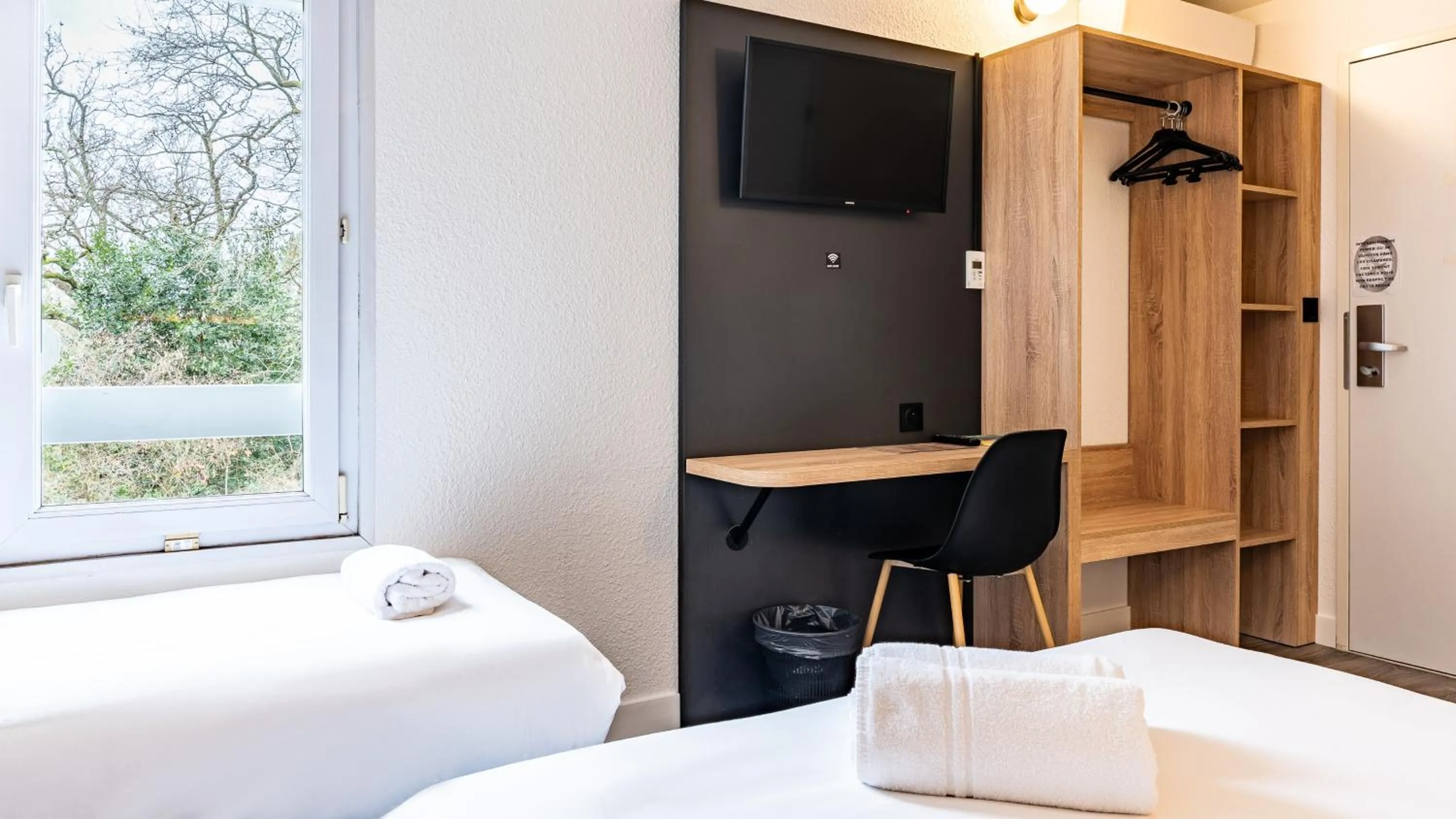 Seating area, Bed in Quick Palace Anglet