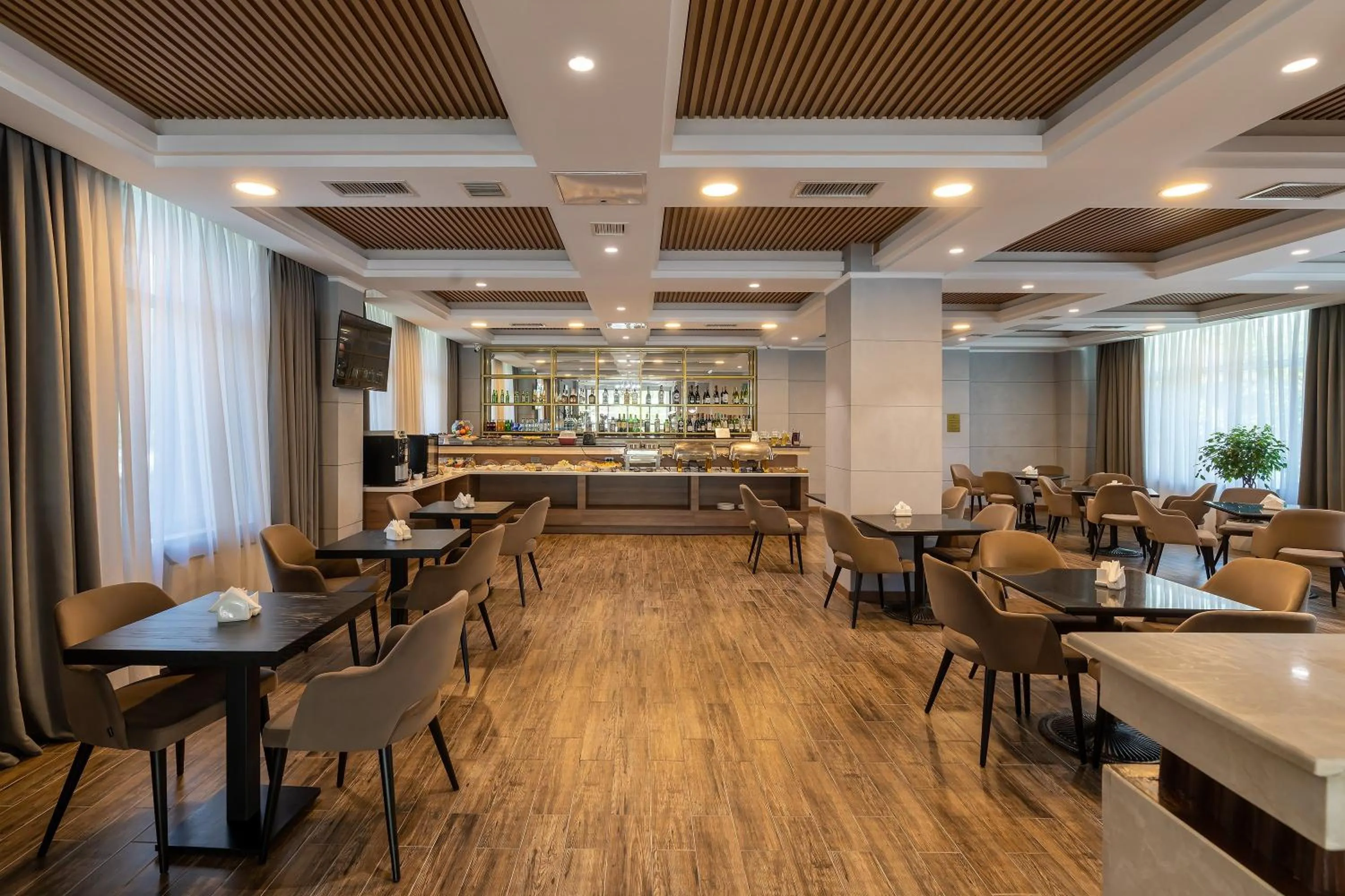 Restaurant/places to eat in Renion Residence Hotel