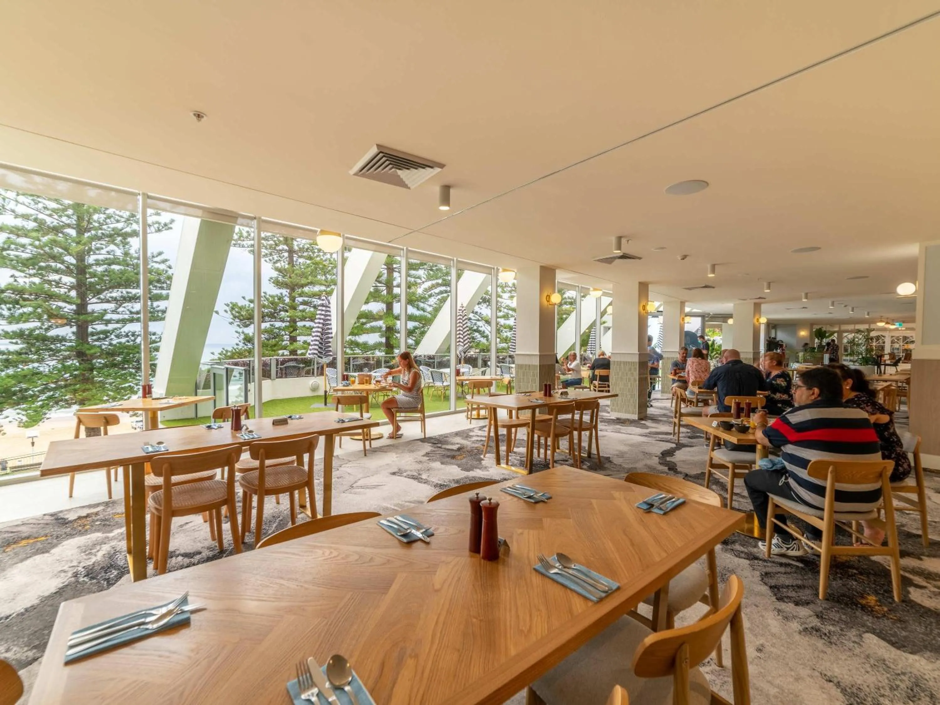 Restaurant/places to eat in Novotel Wollongong Northbeach