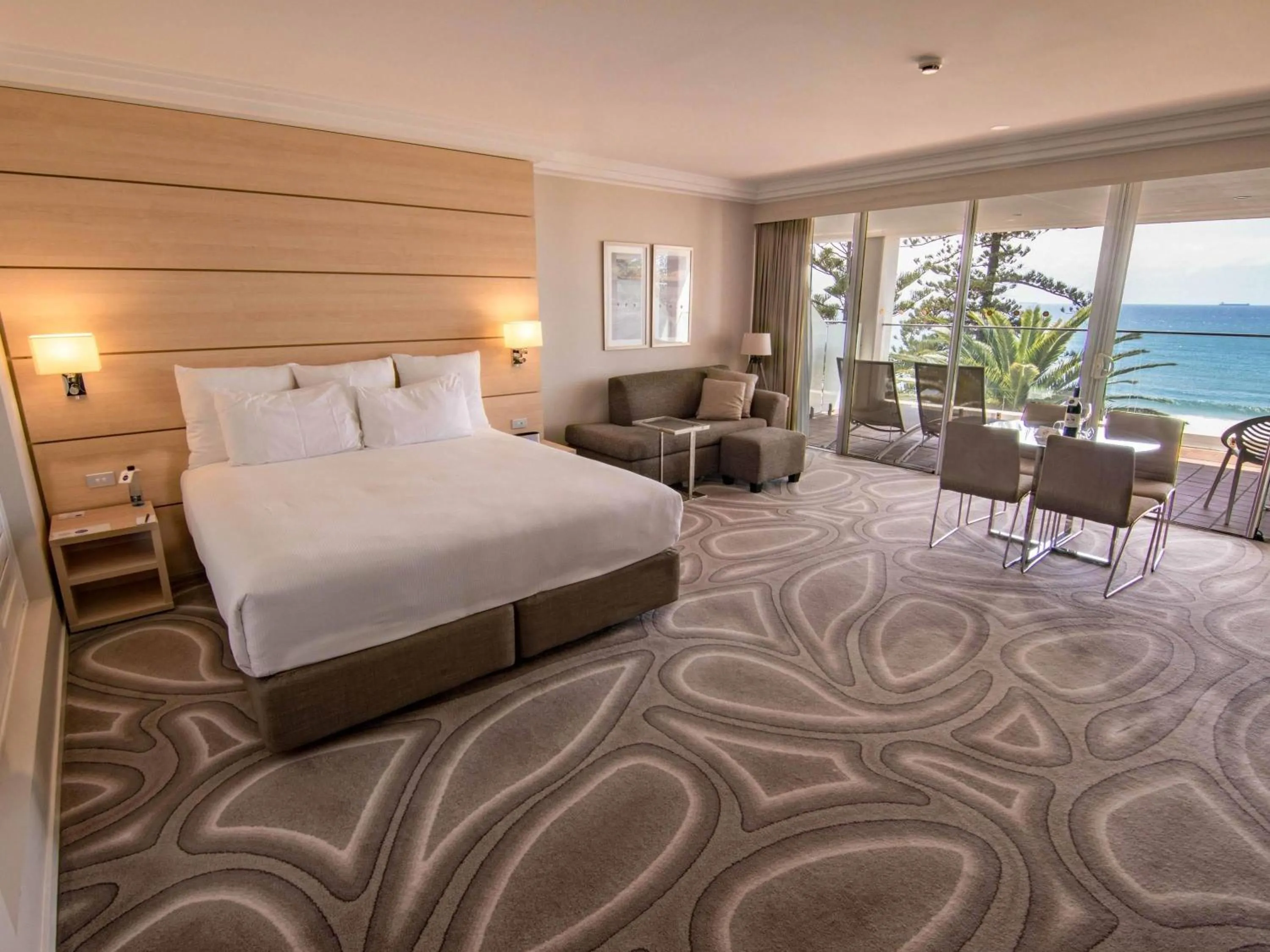 Bedroom, Bed in Novotel Wollongong Northbeach