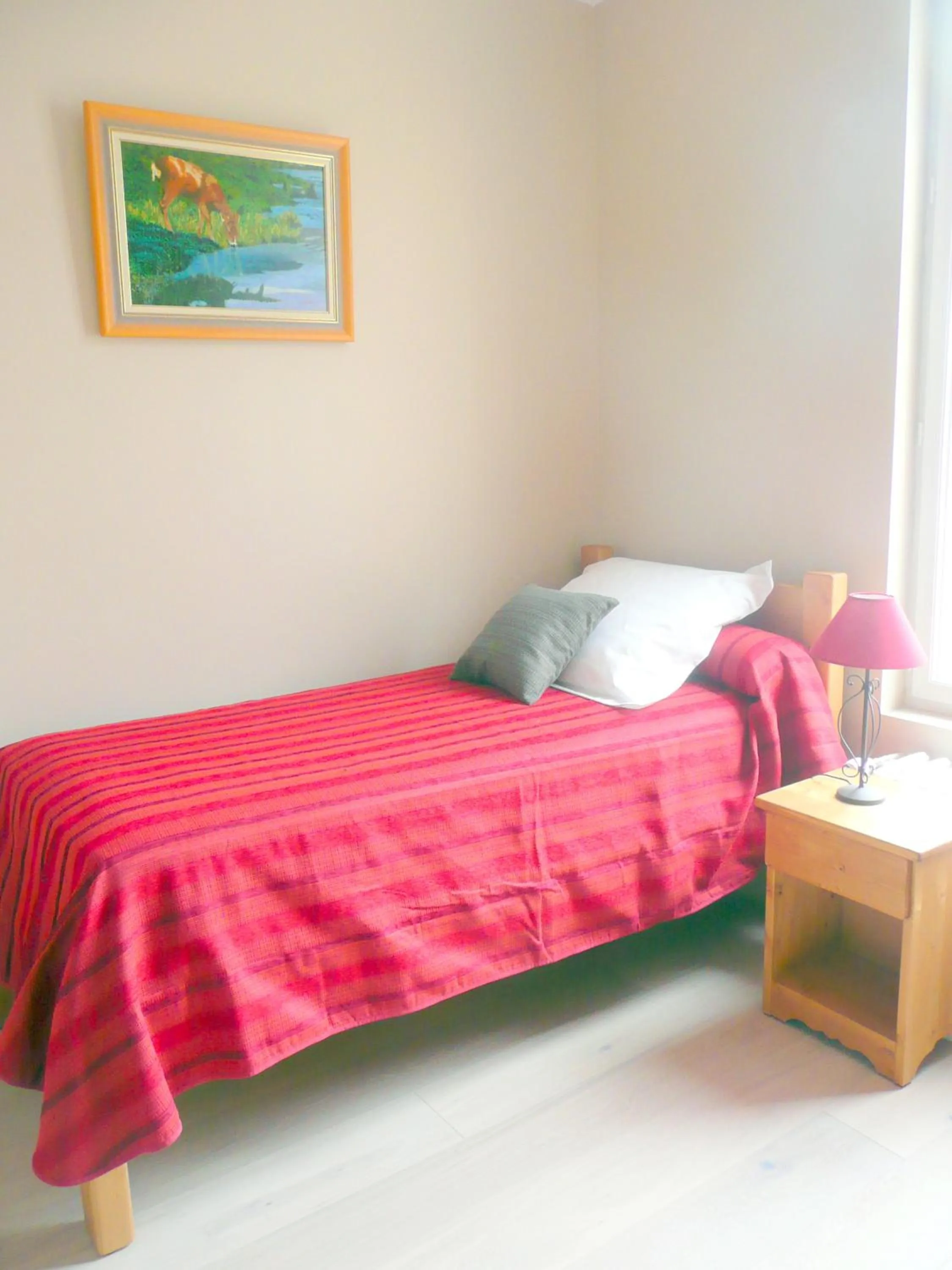 Photo of the whole room, Bed in Residence L'Etoile du Sancy