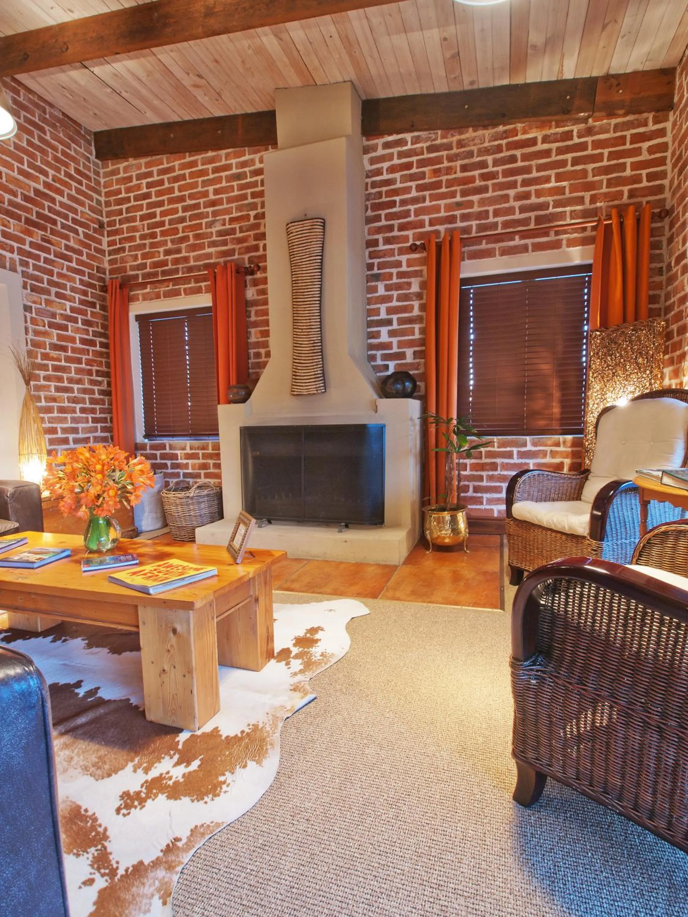 Communal lounge/ TV room in At the Woods Guest House