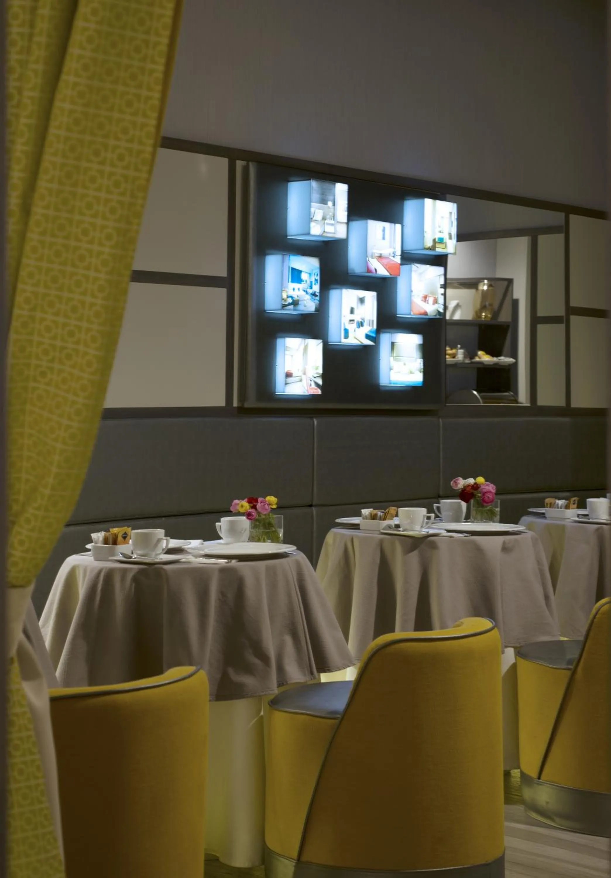 Restaurant/places to eat in San Carlo Suite