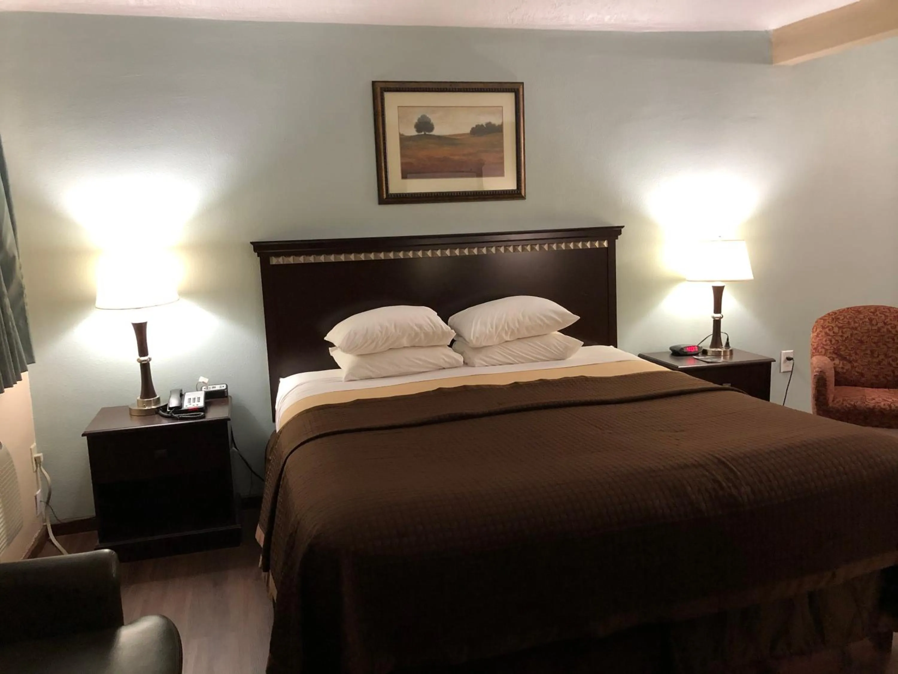 Bed in Value Inn Motel EUGENE AIRPORT