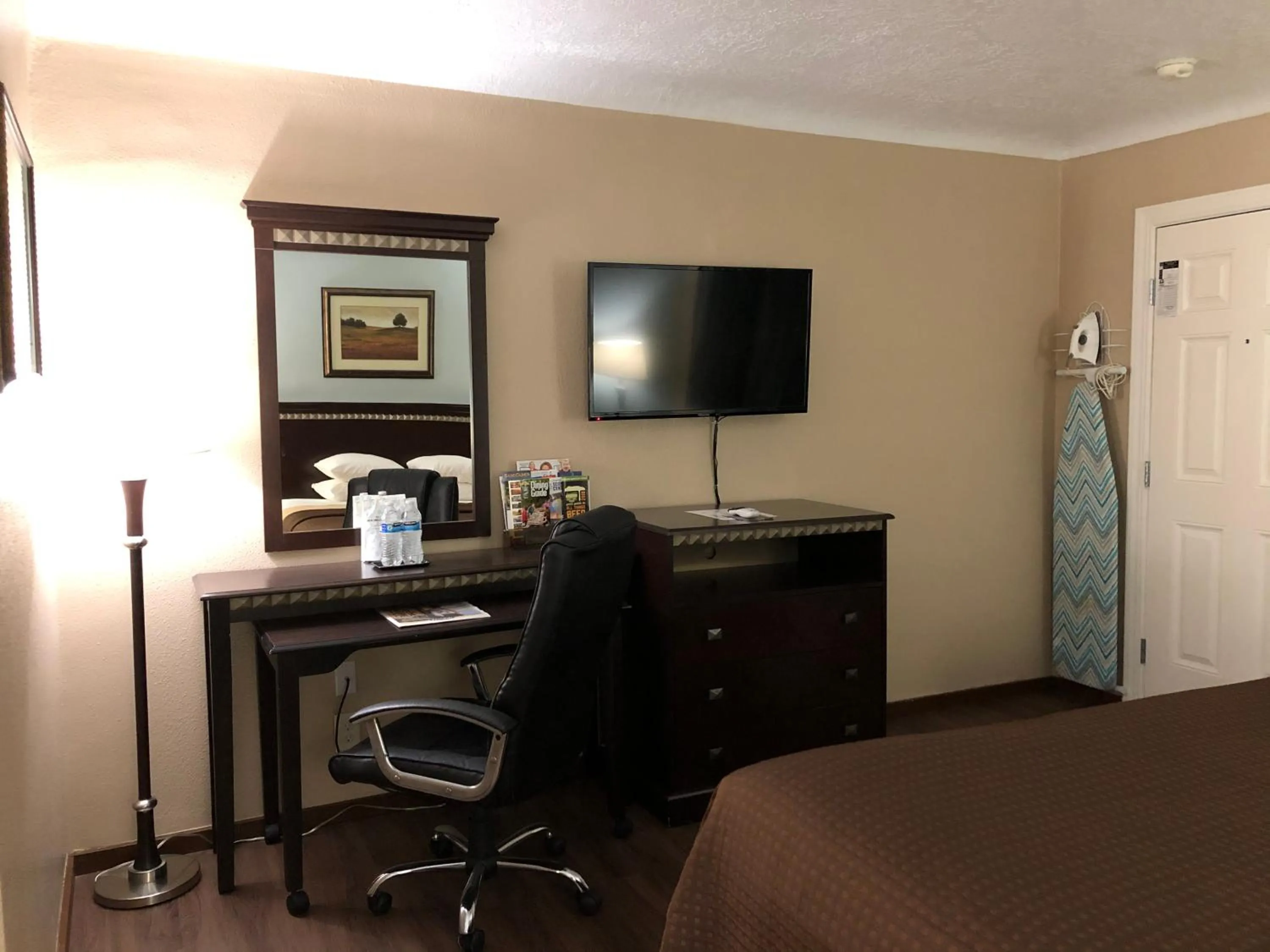 Bed in Value Inn Motel EUGENE AIRPORT