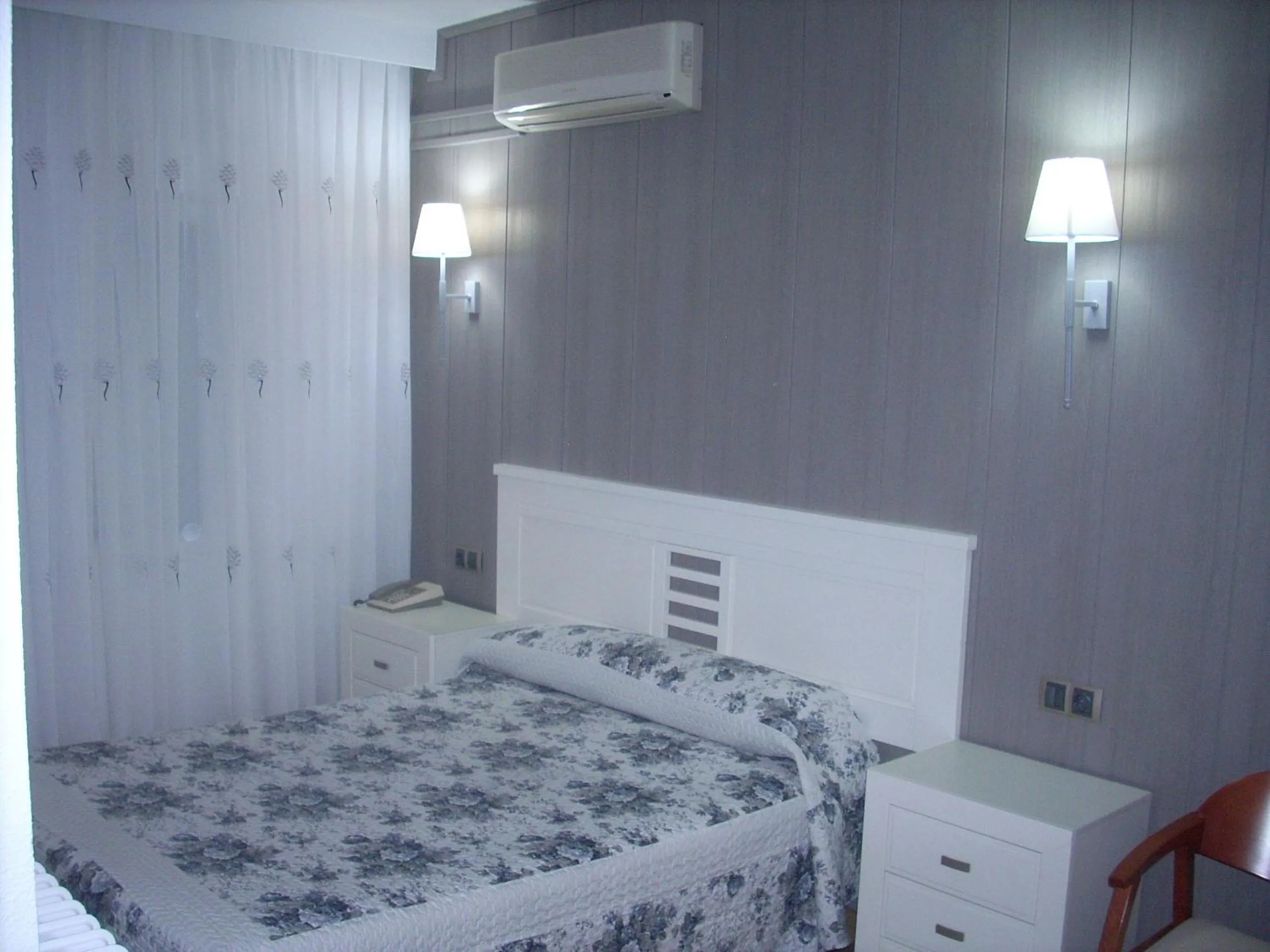 Bedroom, Bed in Hotel Corona de Castilla