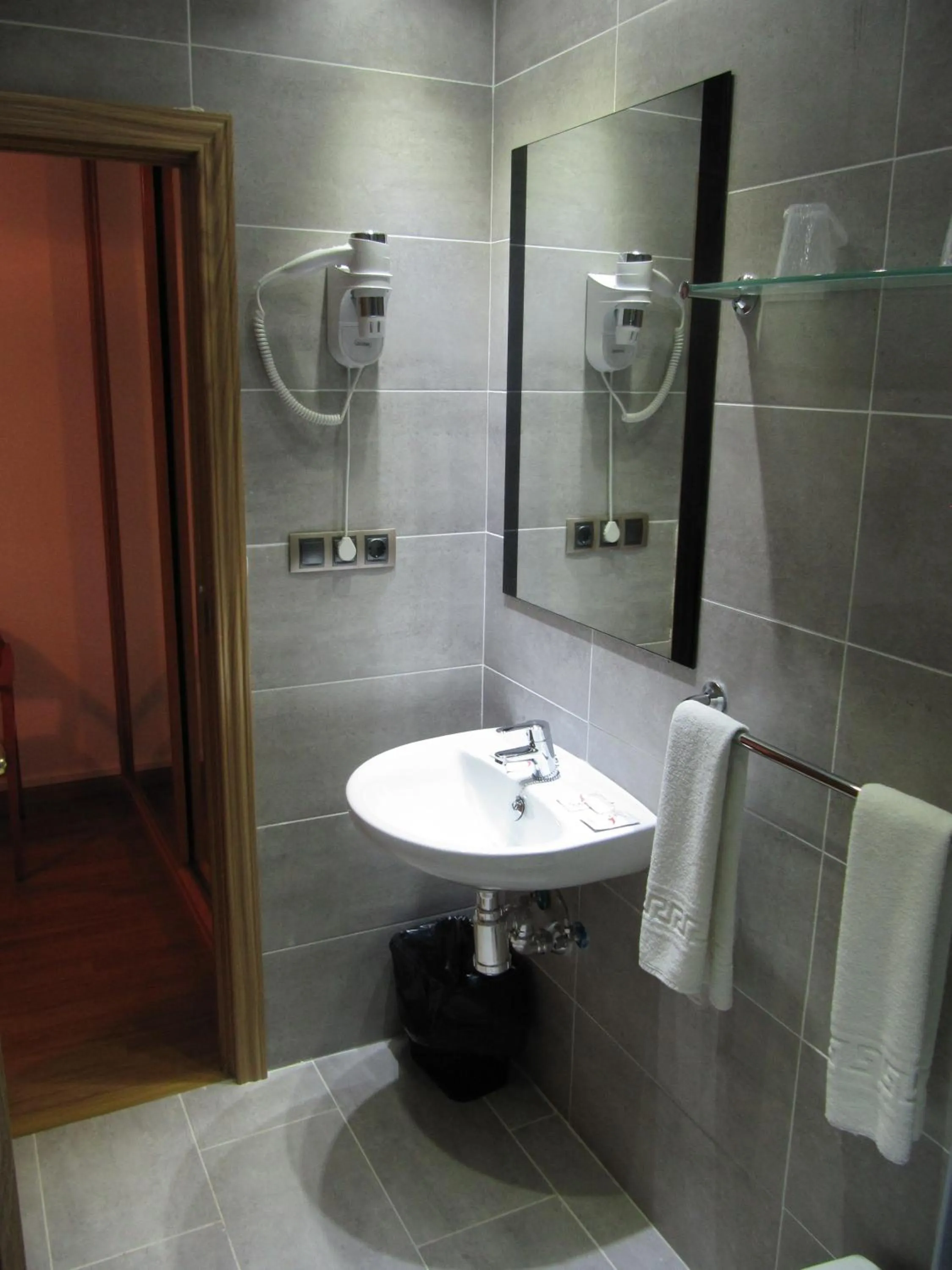 Shower in Hotel Corona de Castilla