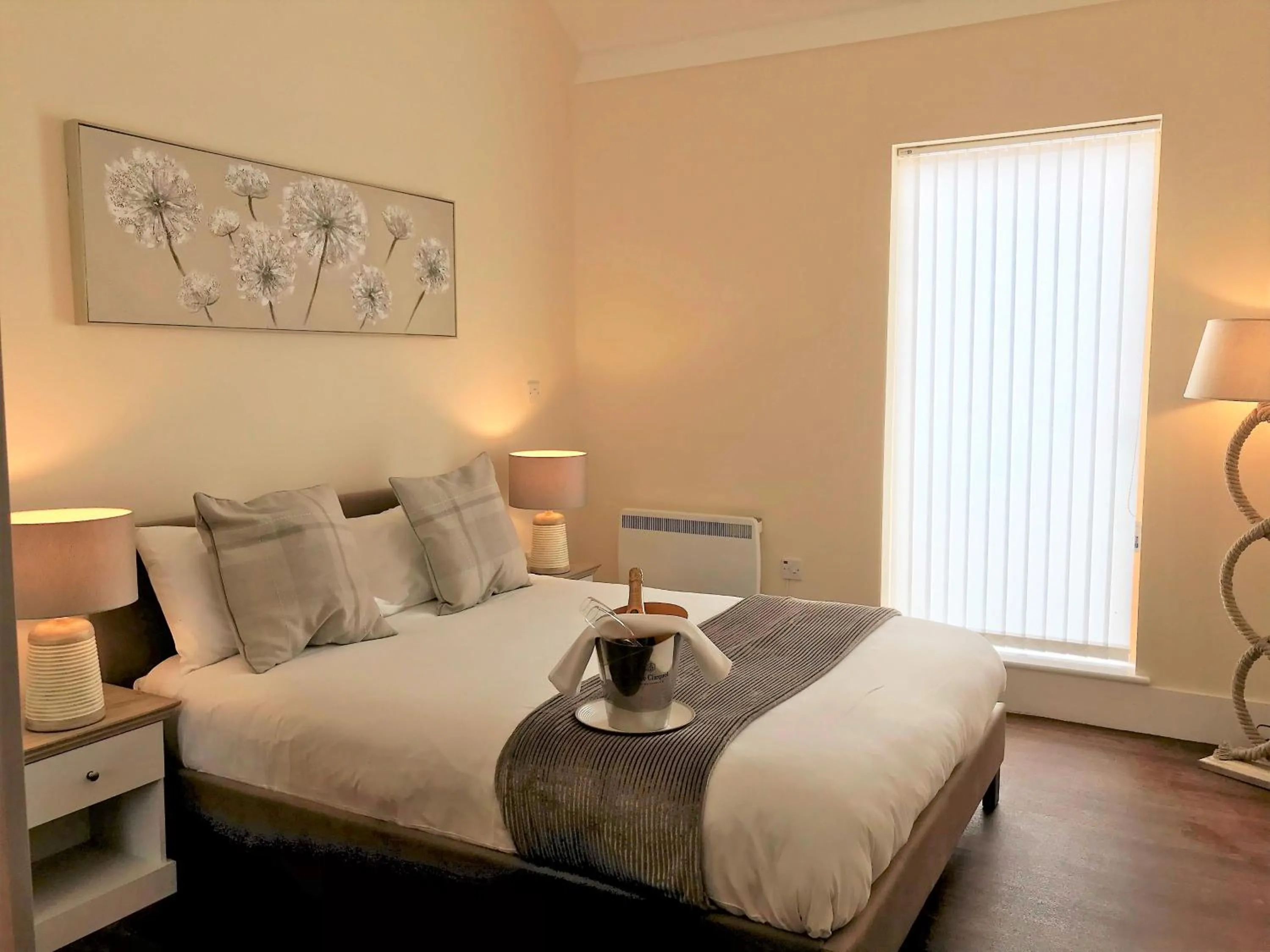 Bedroom, Bed in Ice House Apartments