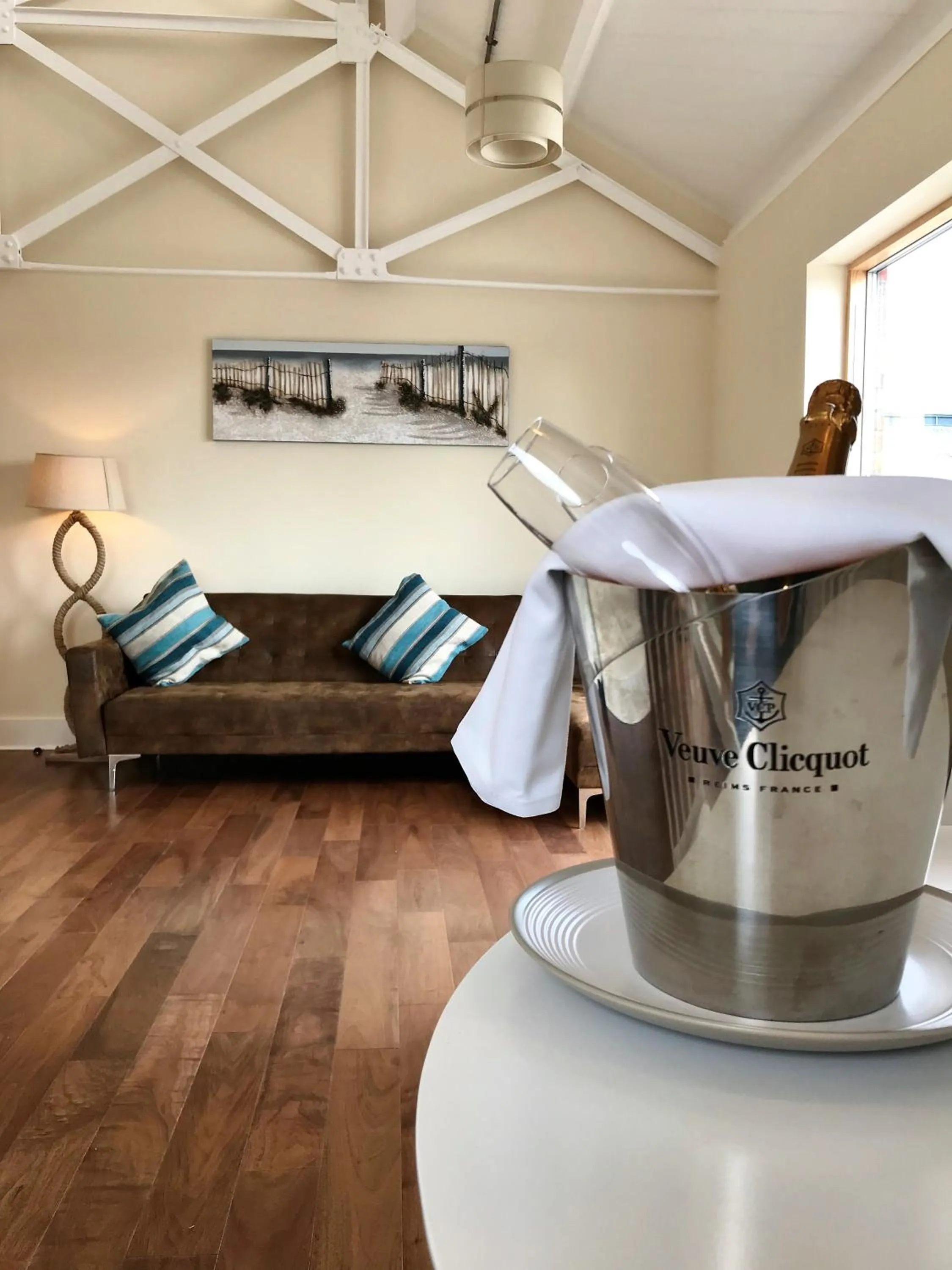 Living room, Bed in Ice House Apartments