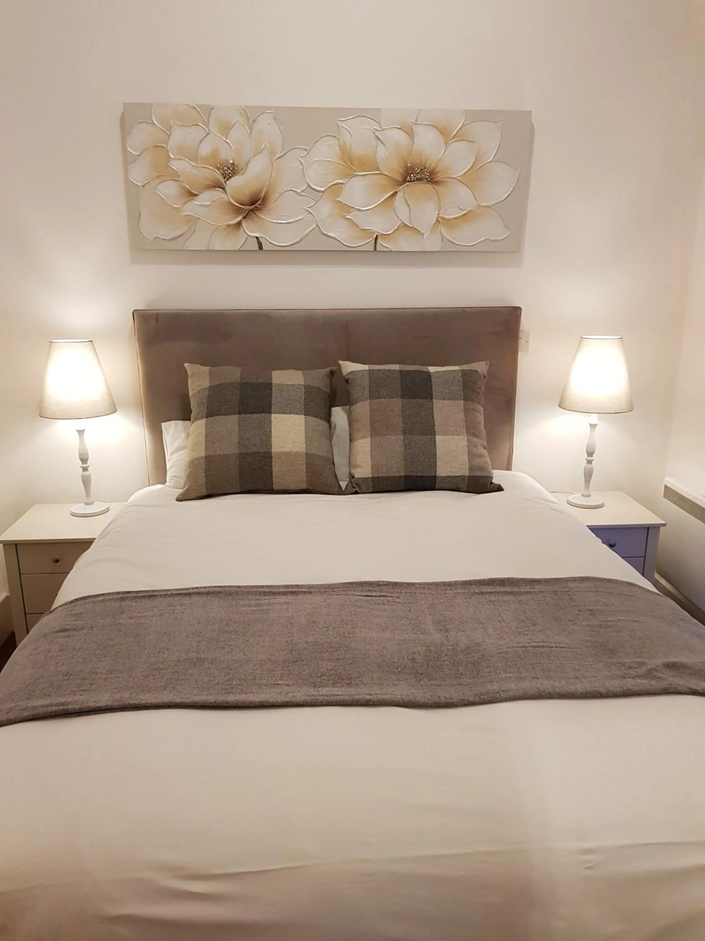 Bedroom, Bed in Ice House Apartments