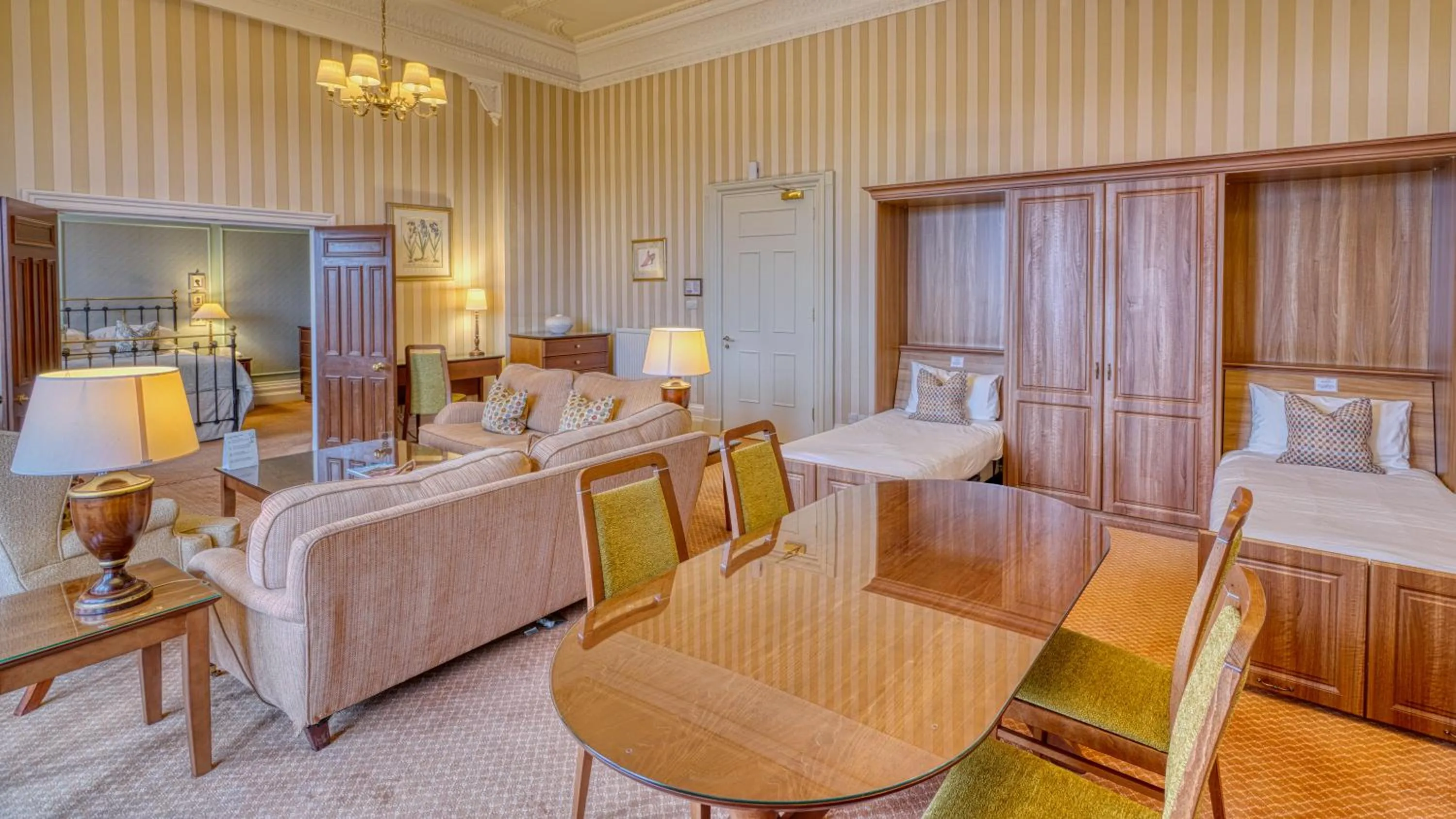 Living room, Bed in Hapimag Resort Edinburgh