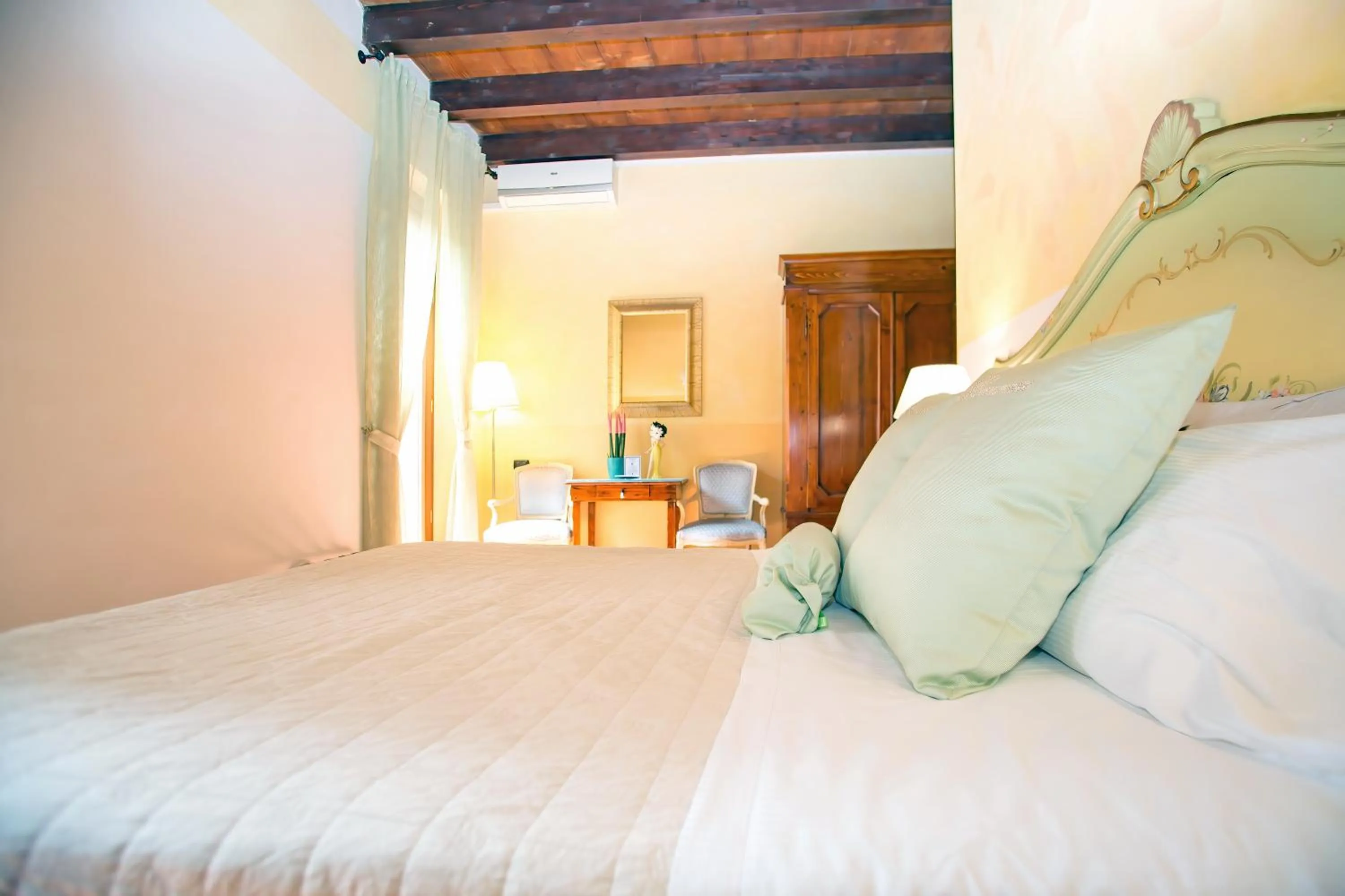 Photo of the whole room, Bed in Veronetta House