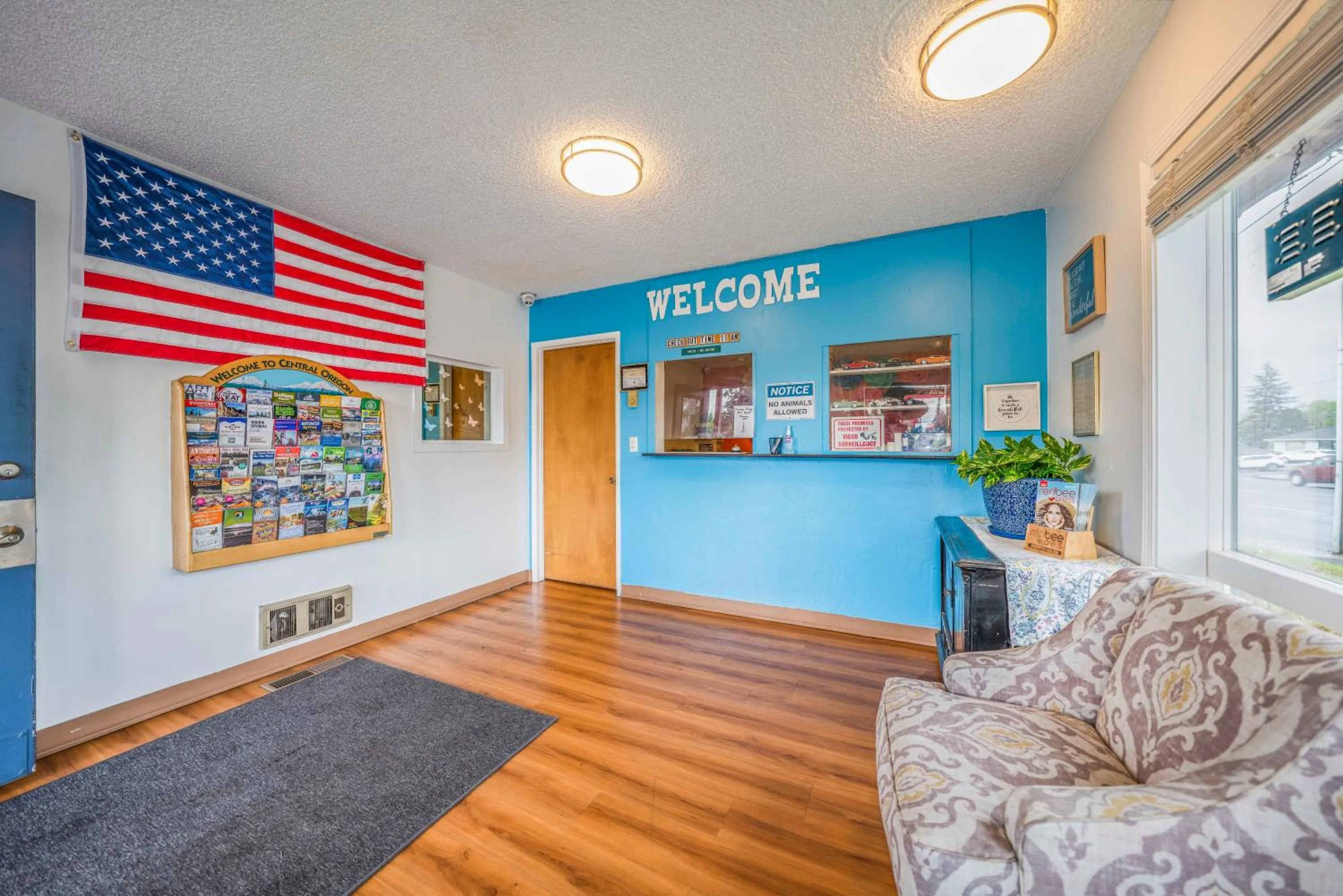 Lobby or reception in Royal Gateway Motel by OYO