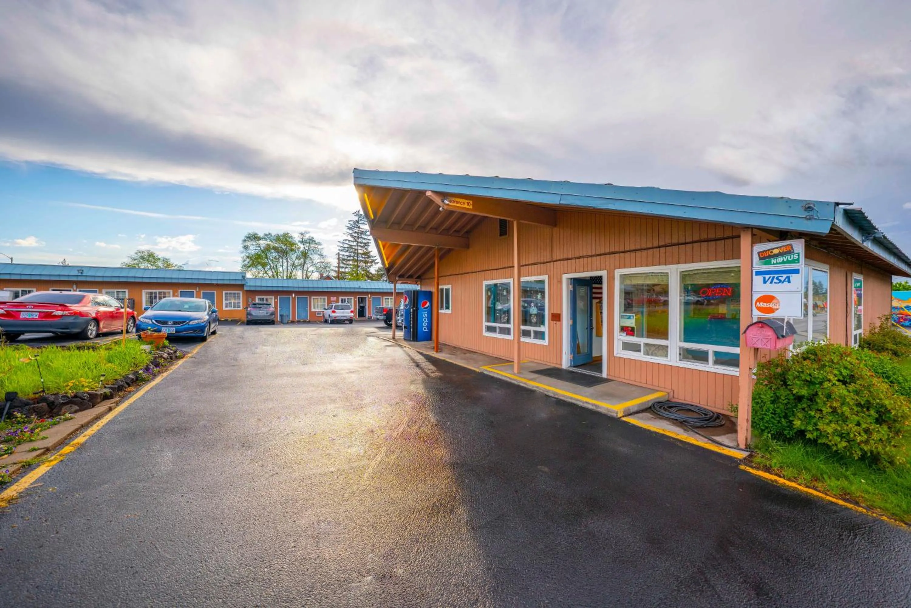 Facade/entrance in Royal Gateway Motel by OYO