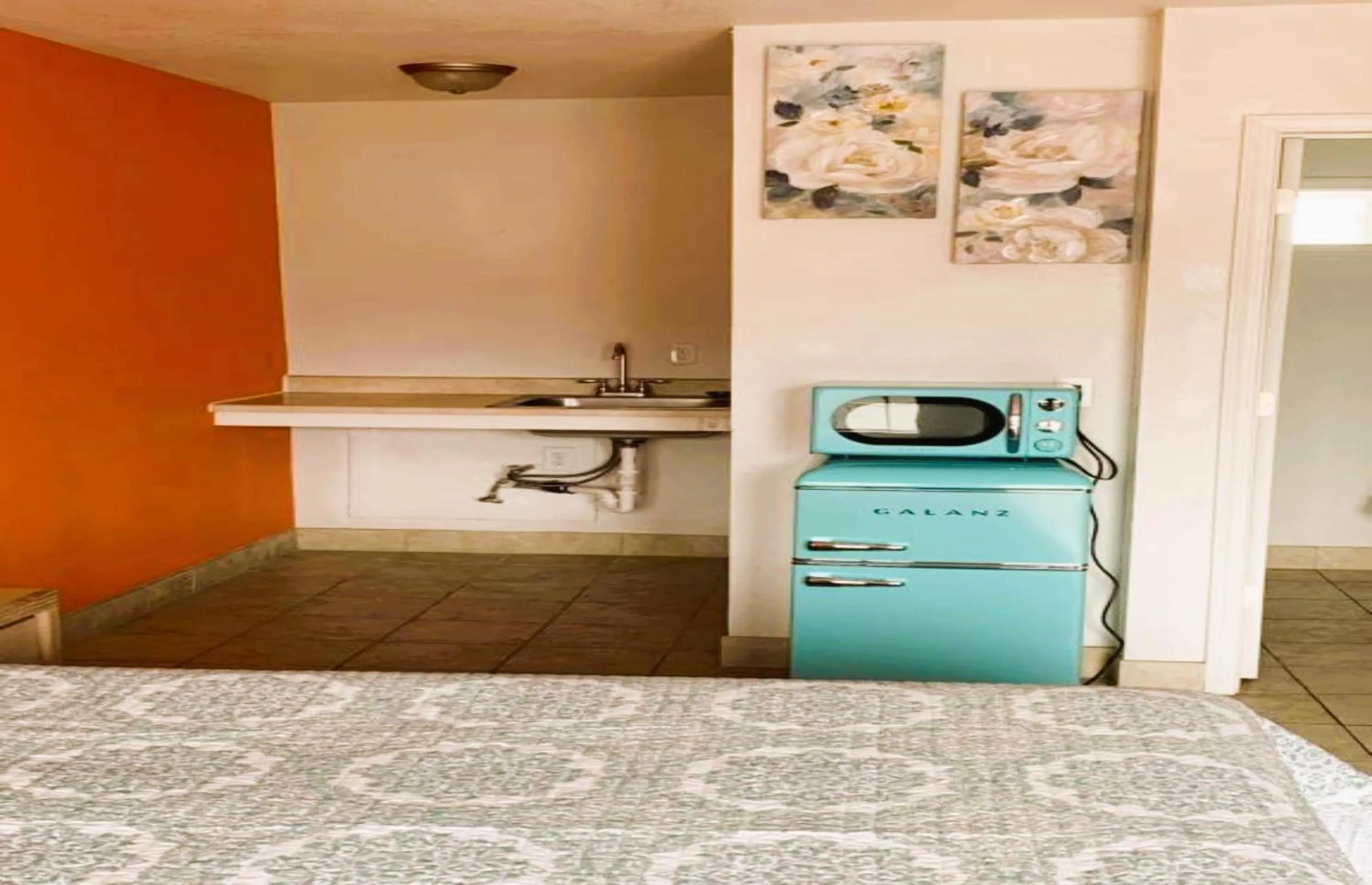 Bedroom in Royal Gateway Motel by OYO