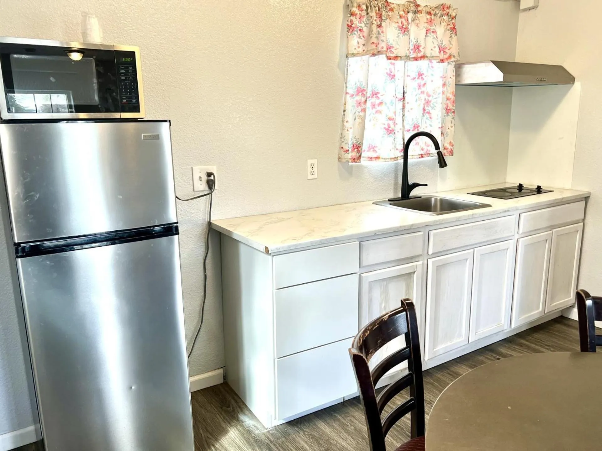 kitchen in Royal Gateway Motel by OYO