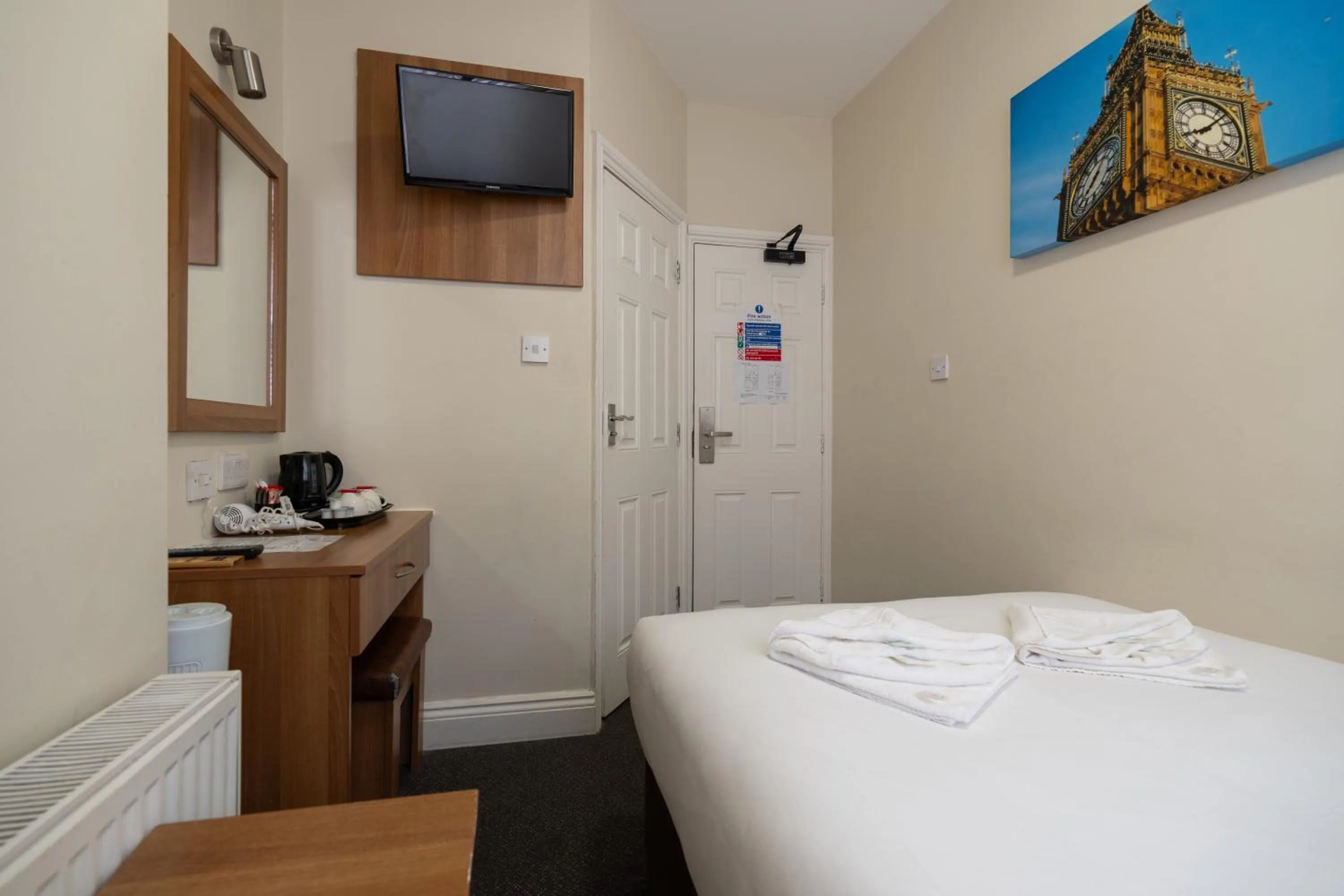 Bed in Ascot Hyde Park Hotel