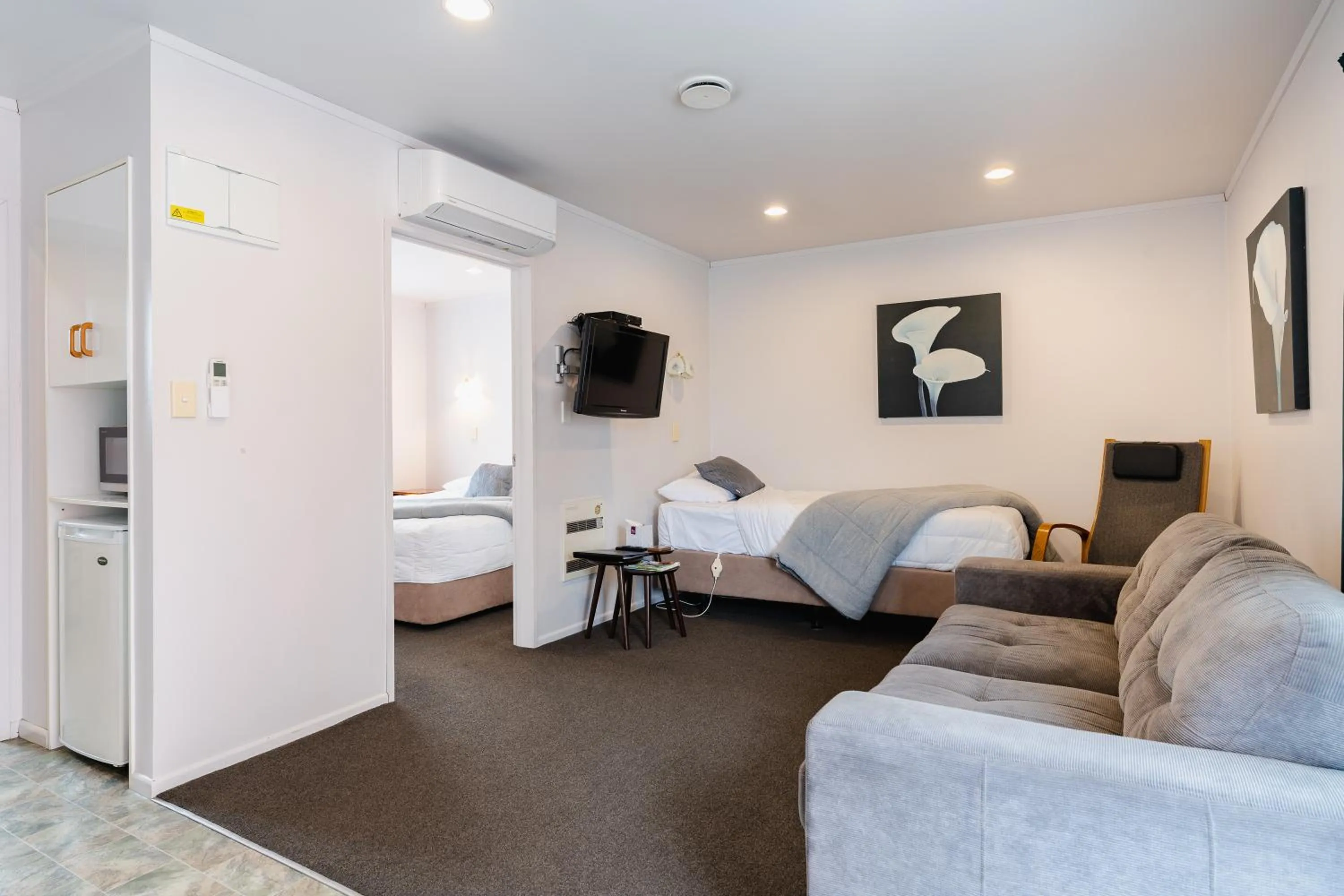 Living room, Bed in Highway Lodge Motel