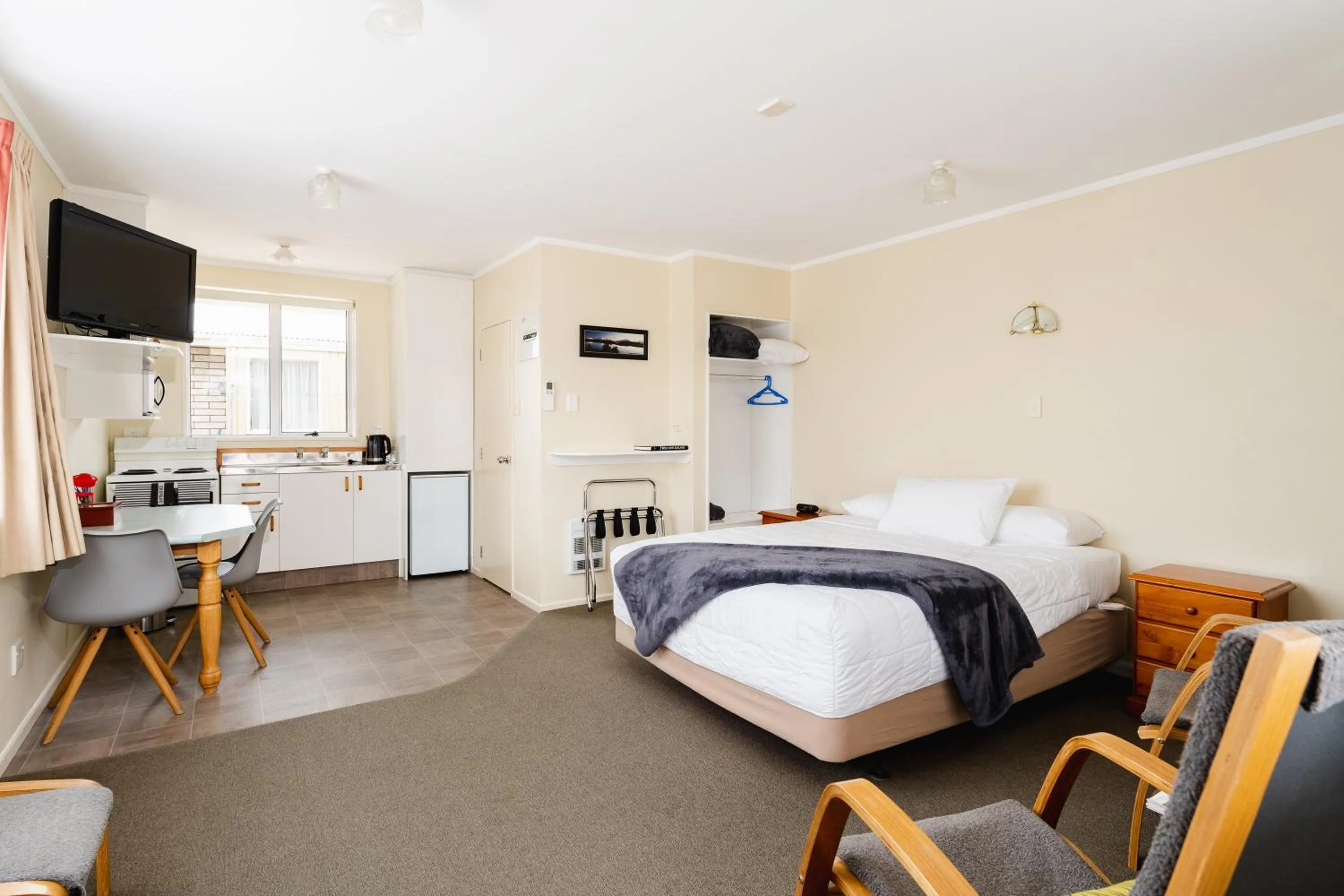 Bed in Highway Lodge Motel