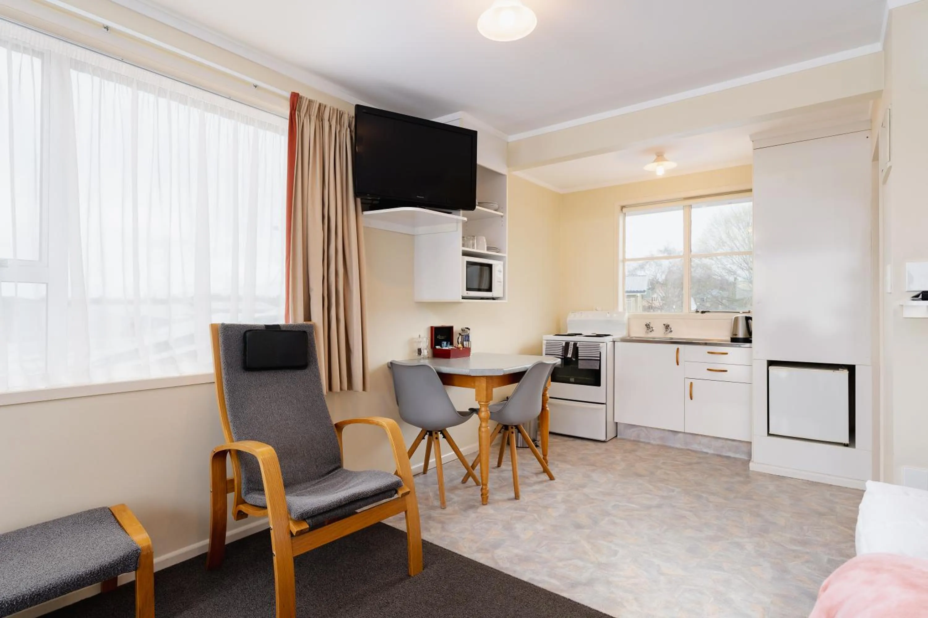 Kitchen or kitchenette in Highway Lodge Motel