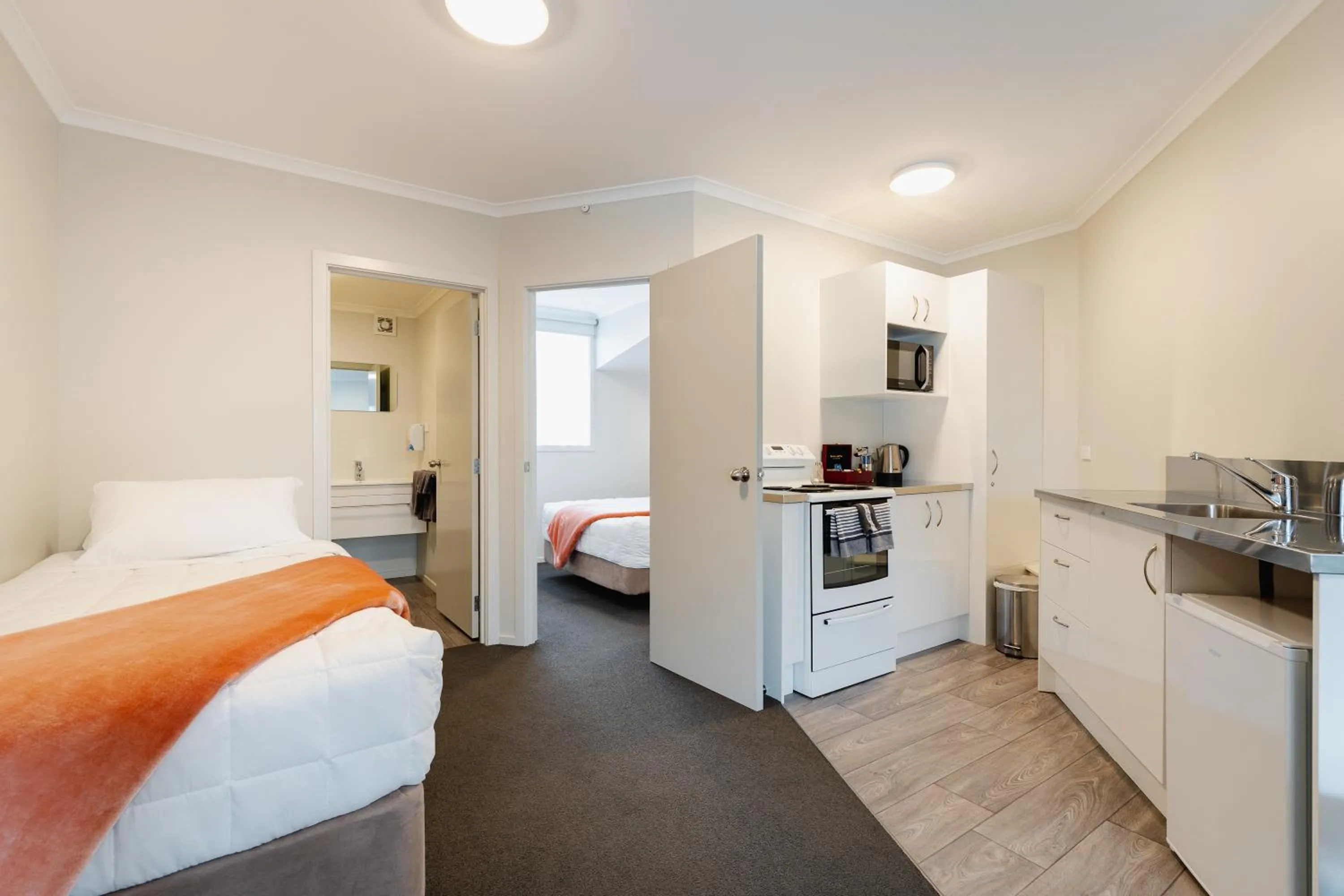 Kitchen or kitchenette, Bed in Highway Lodge Motel