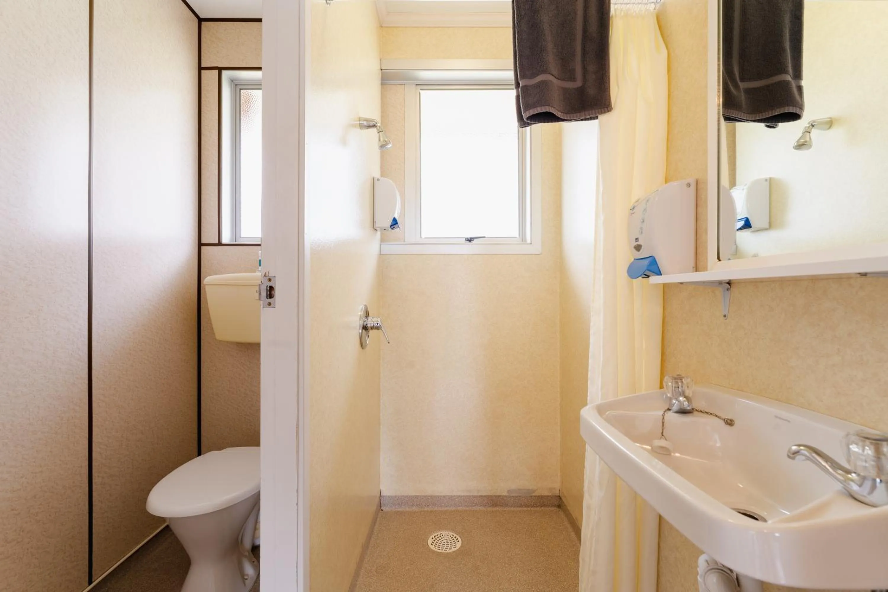 Shower in Highway Lodge Motel