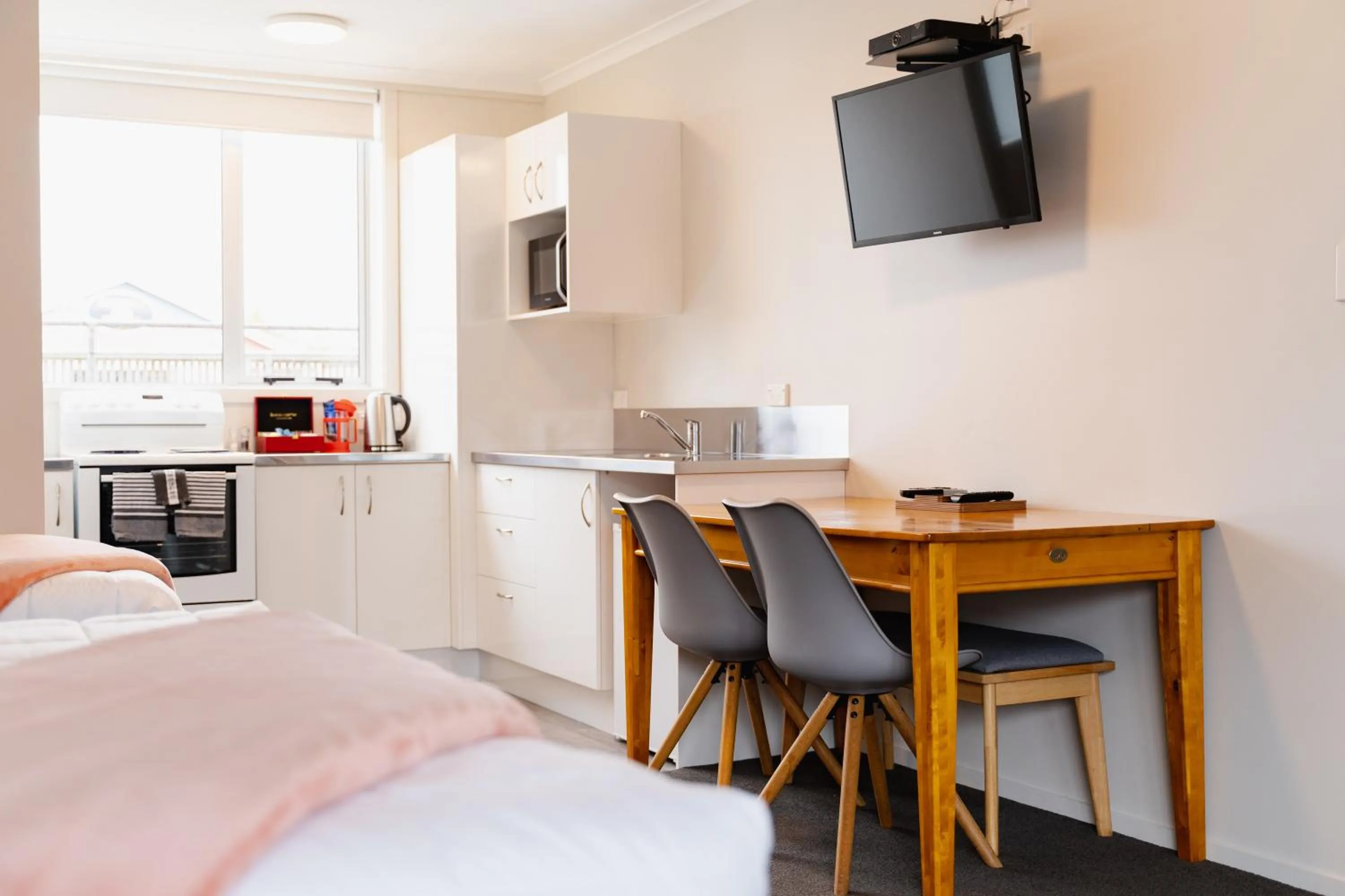 Kitchen or kitchenette, Bed in Highway Lodge Motel