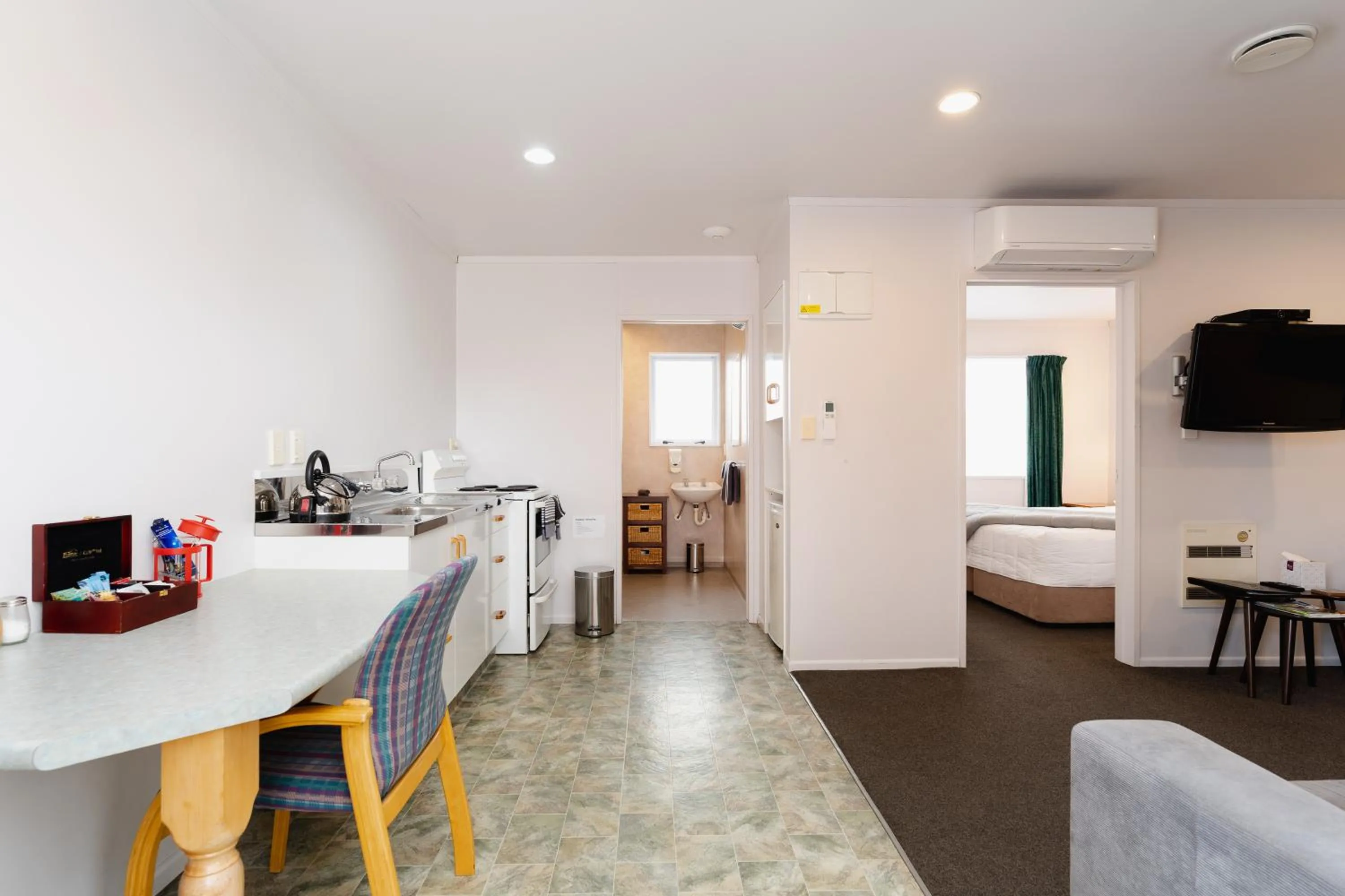 Kitchen or kitchenette, Bed in Highway Lodge Motel