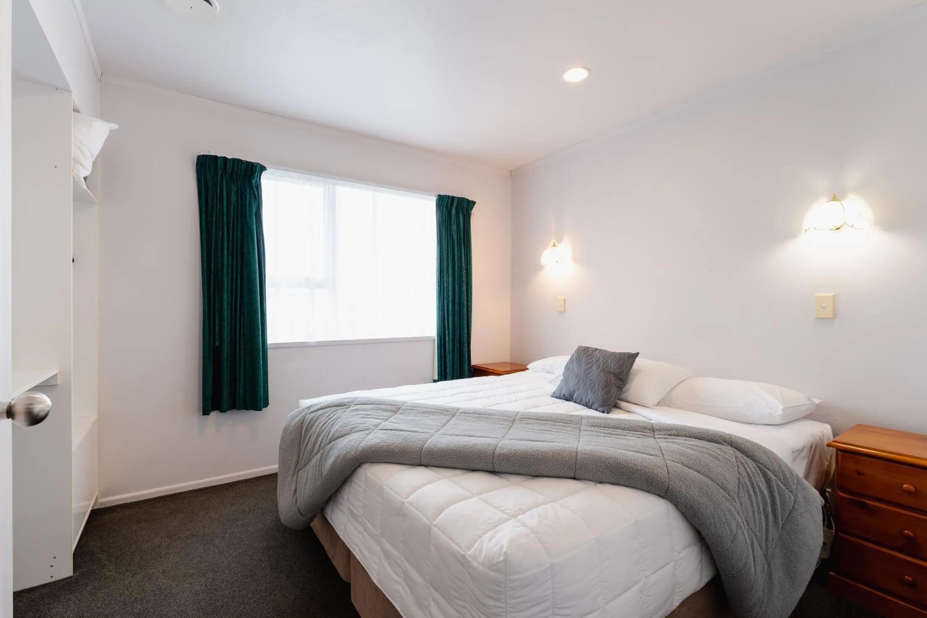 Bedroom, Bed in Highway Lodge Motel