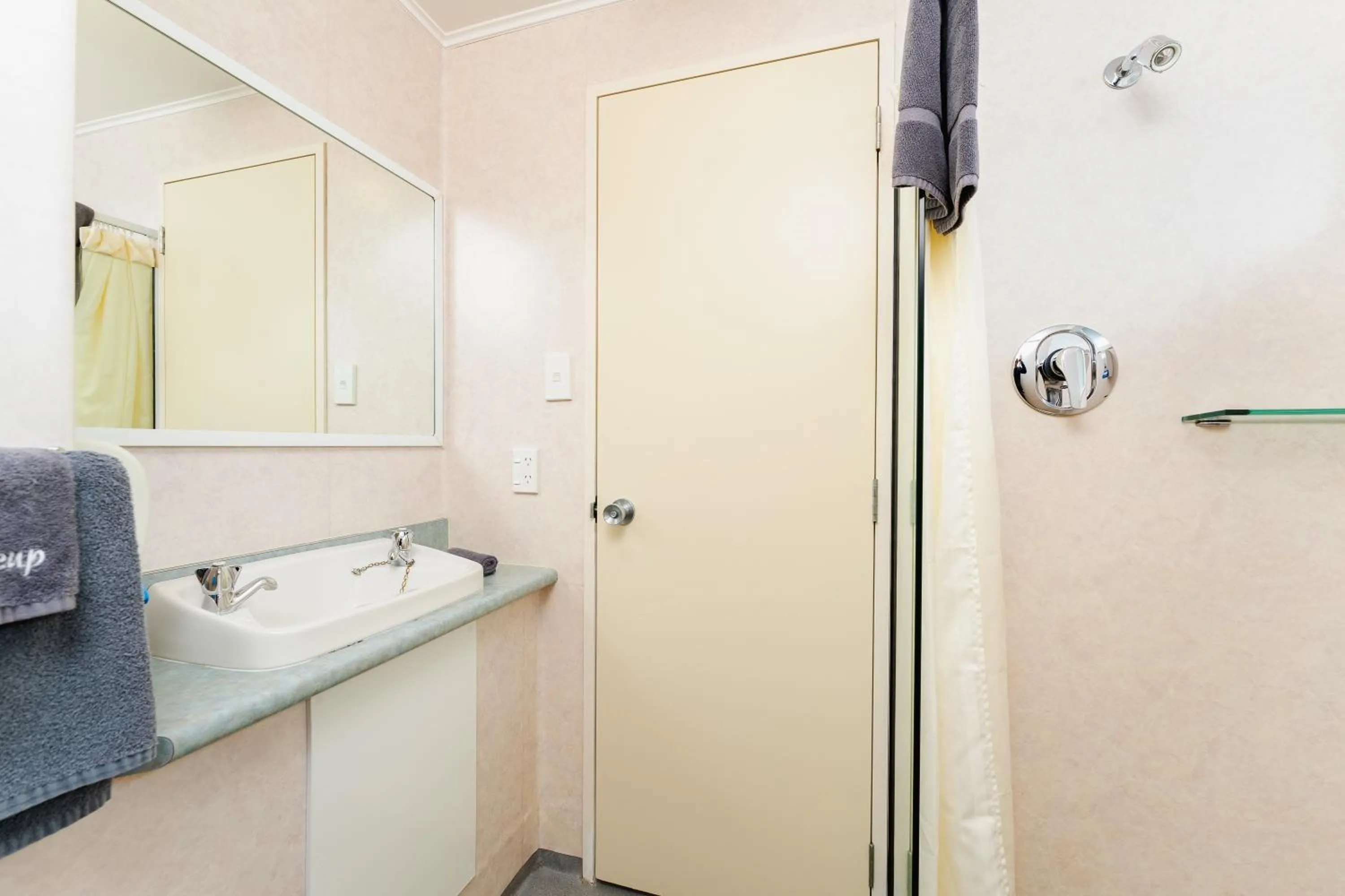 Shower in Highway Lodge Motel