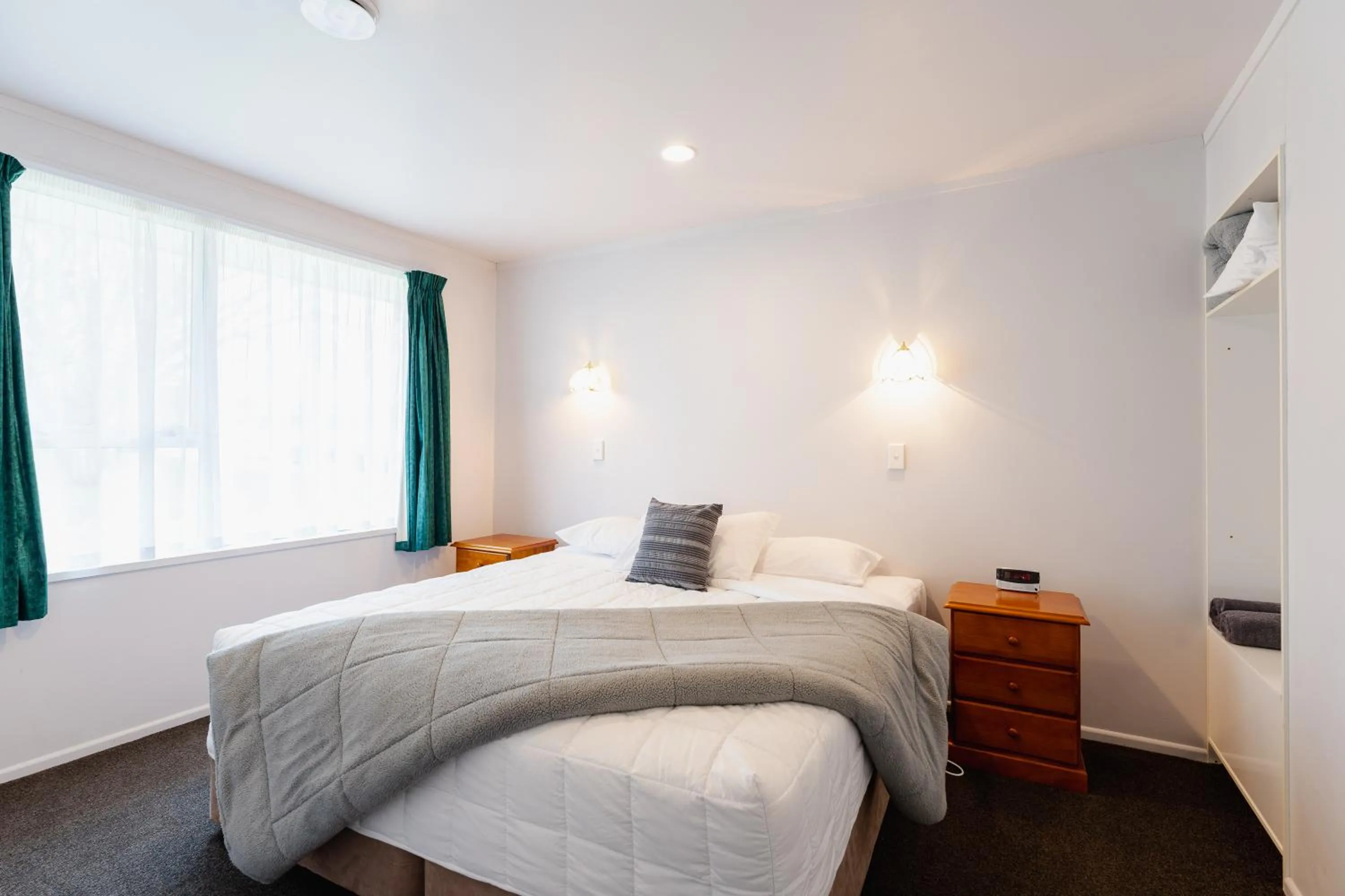 Bedroom, Bed in Highway Lodge Motel