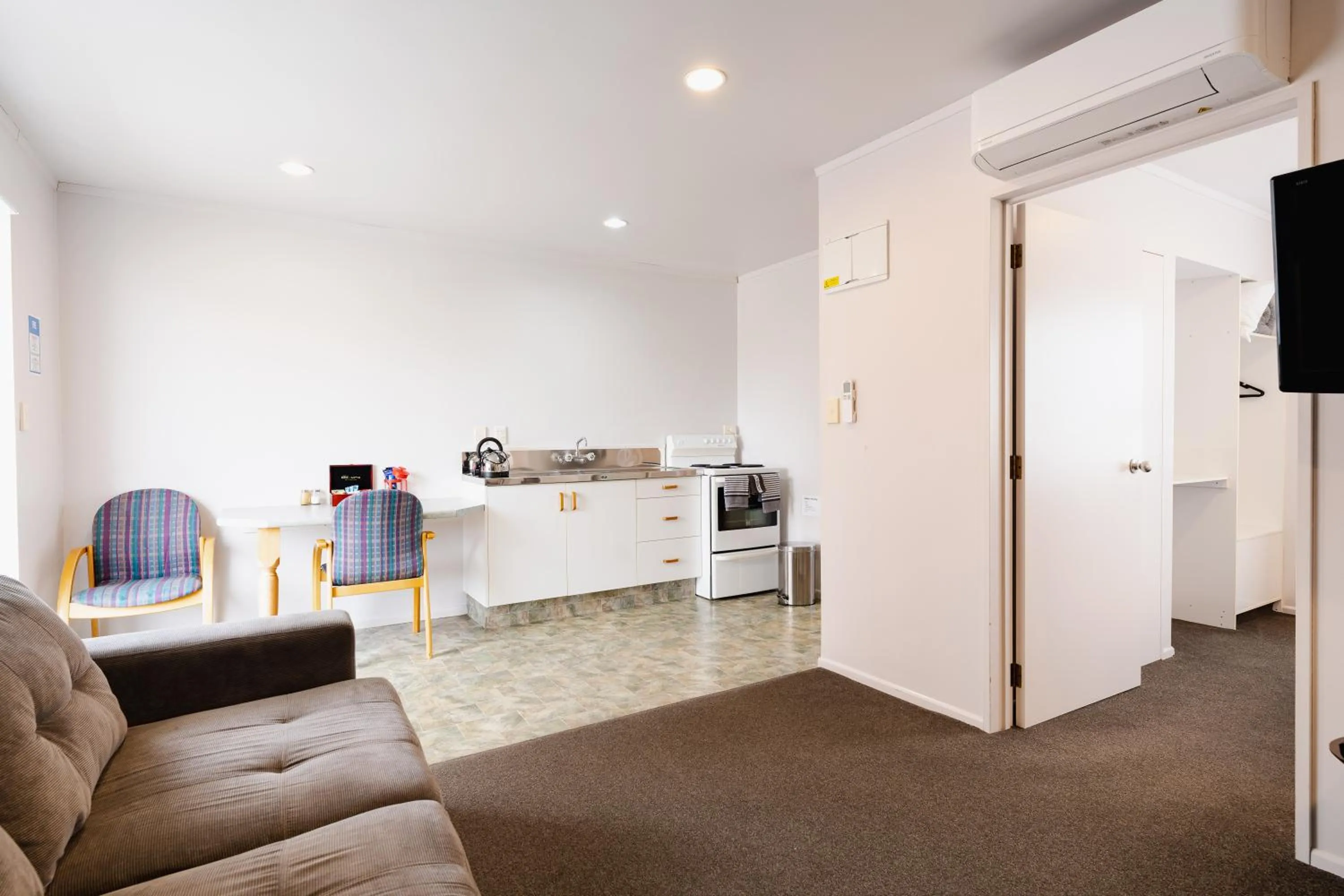 Kitchen or kitchenette, Bed in Highway Lodge Motel