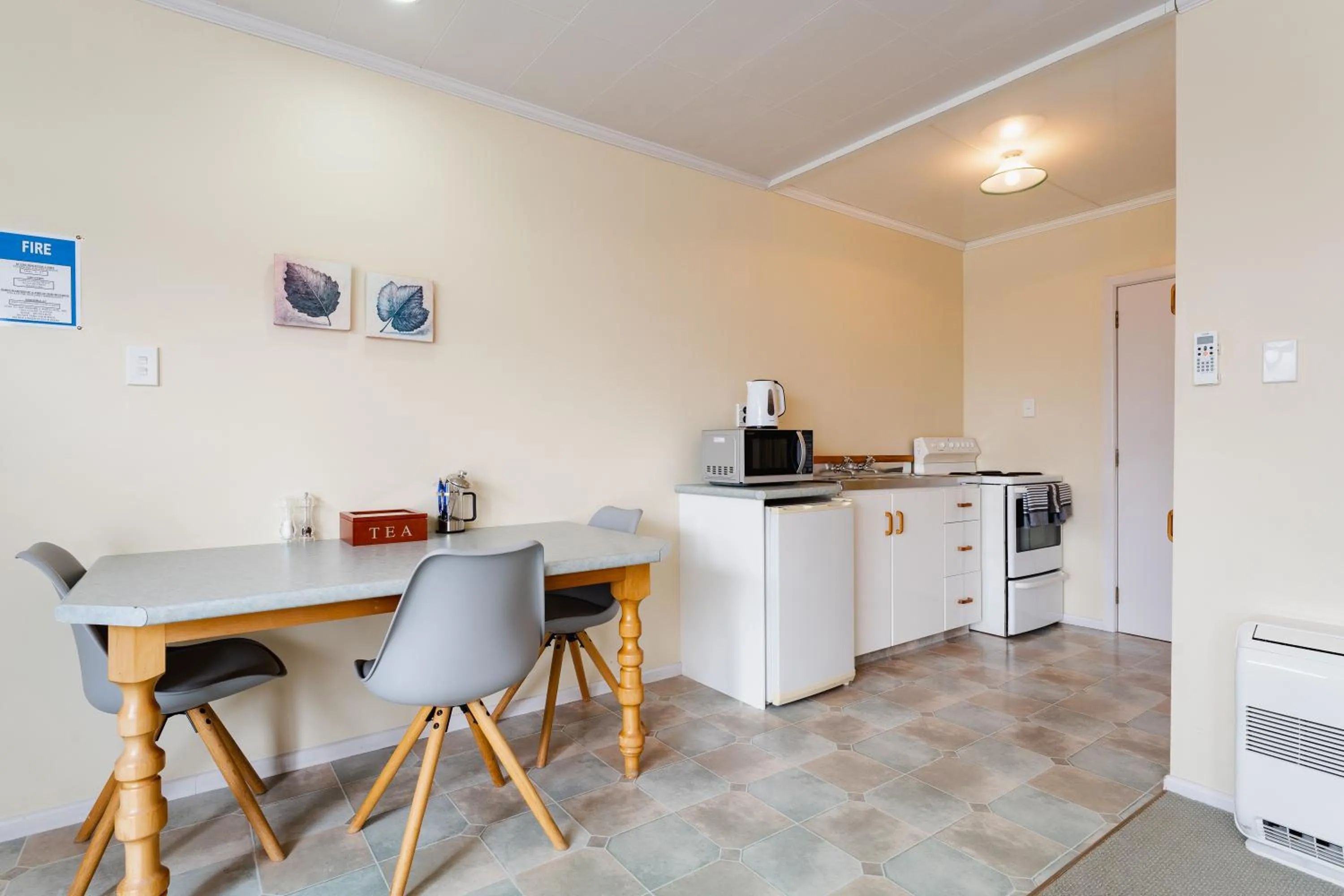 Kitchen or kitchenette in Highway Lodge Motel