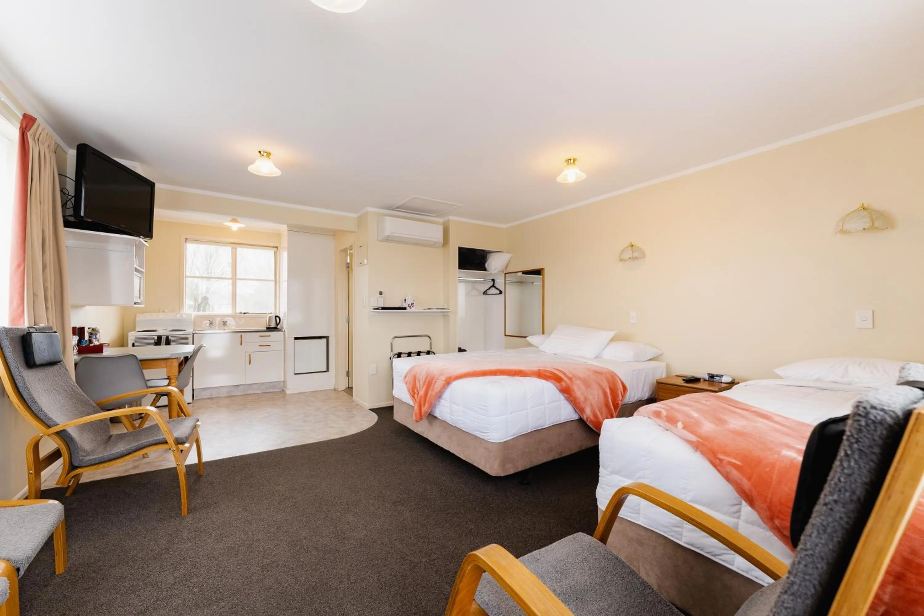 Kitchen or kitchenette, Bed in Highway Lodge Motel