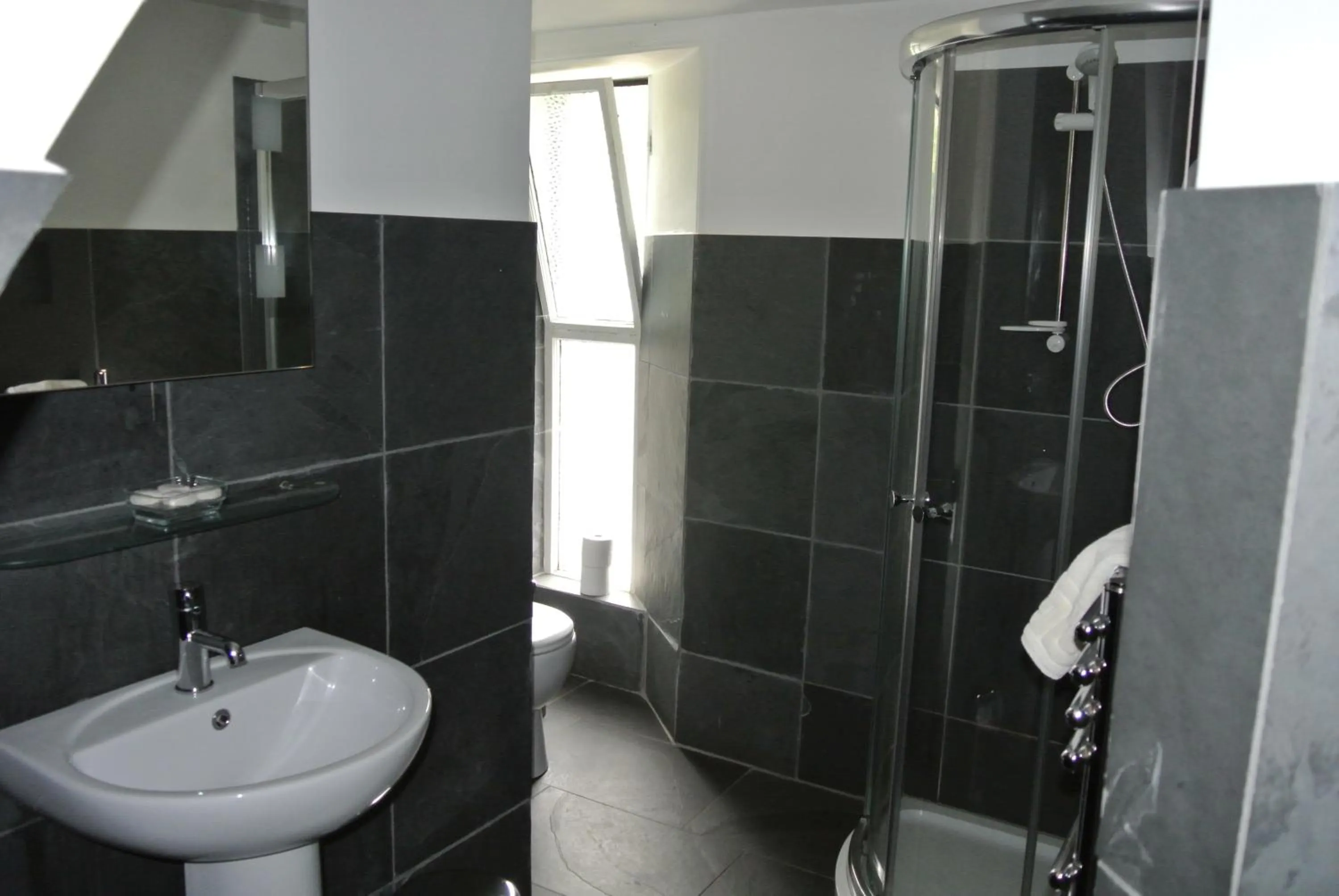 Bathroom in The Falls Of Dochart Inn