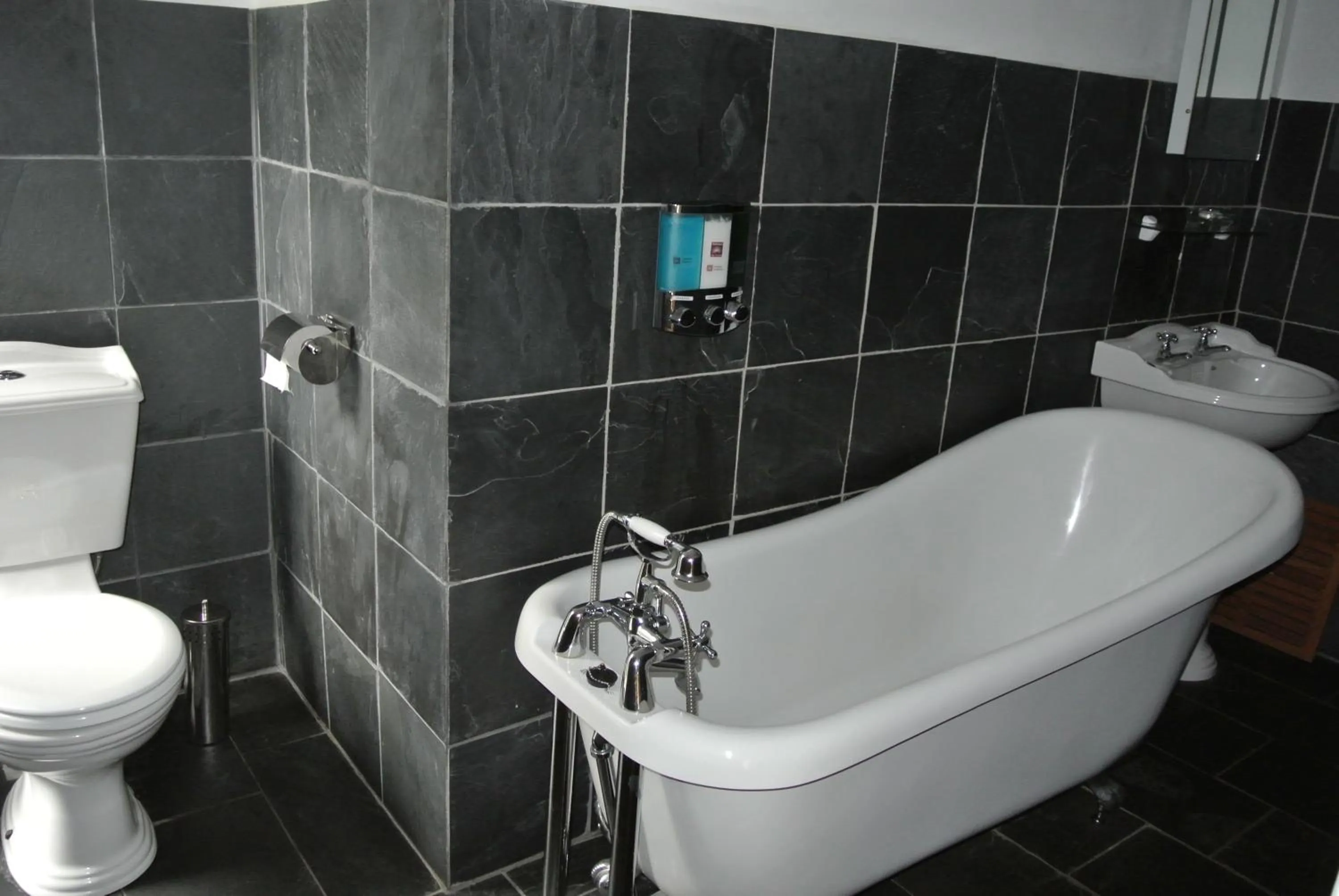 Bathroom in The Falls Of Dochart Inn