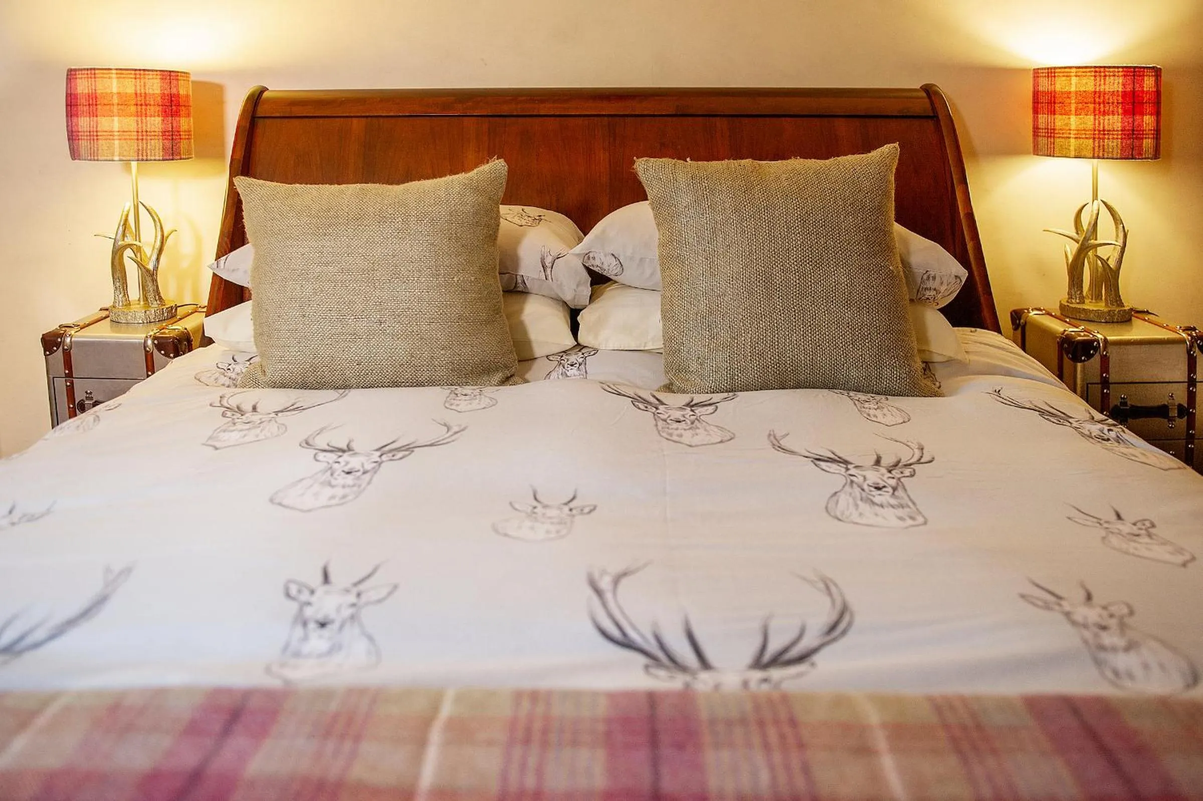Bed in The Falls Of Dochart Inn