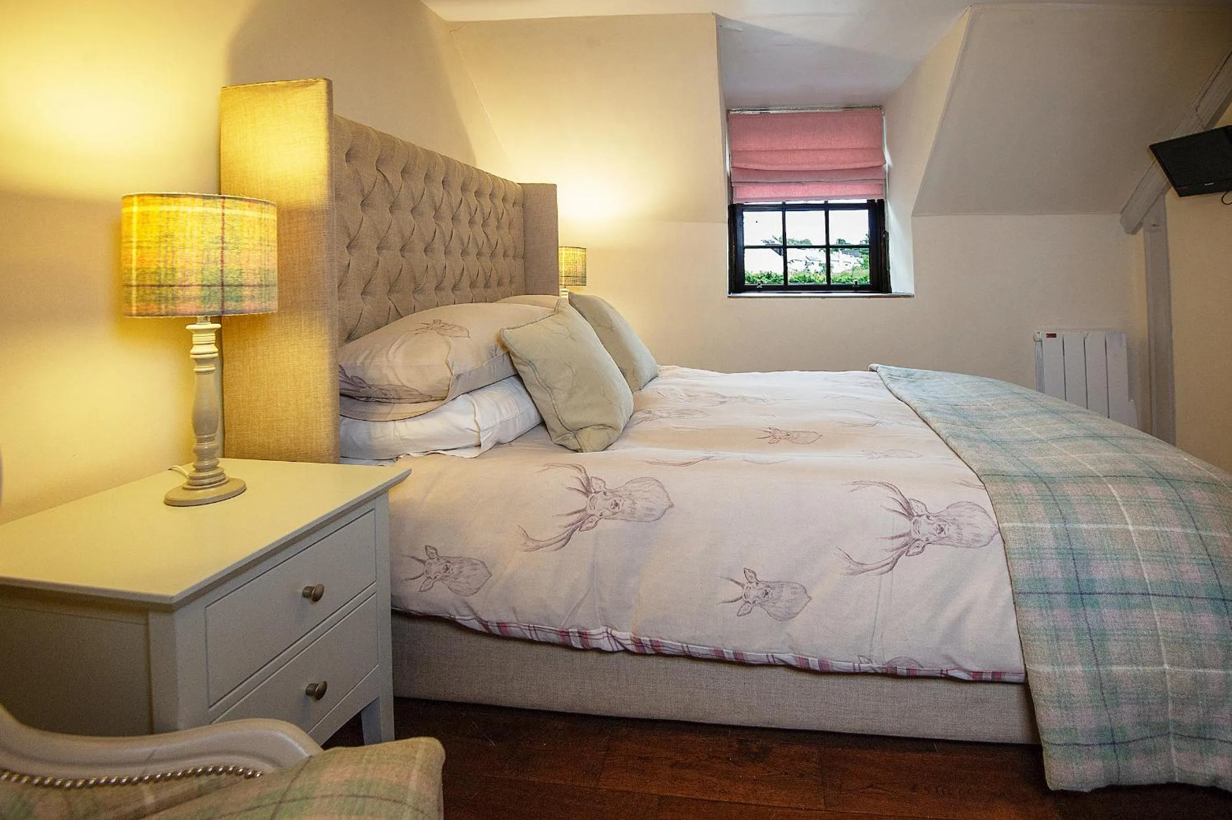 Bed in The Falls Of Dochart Inn