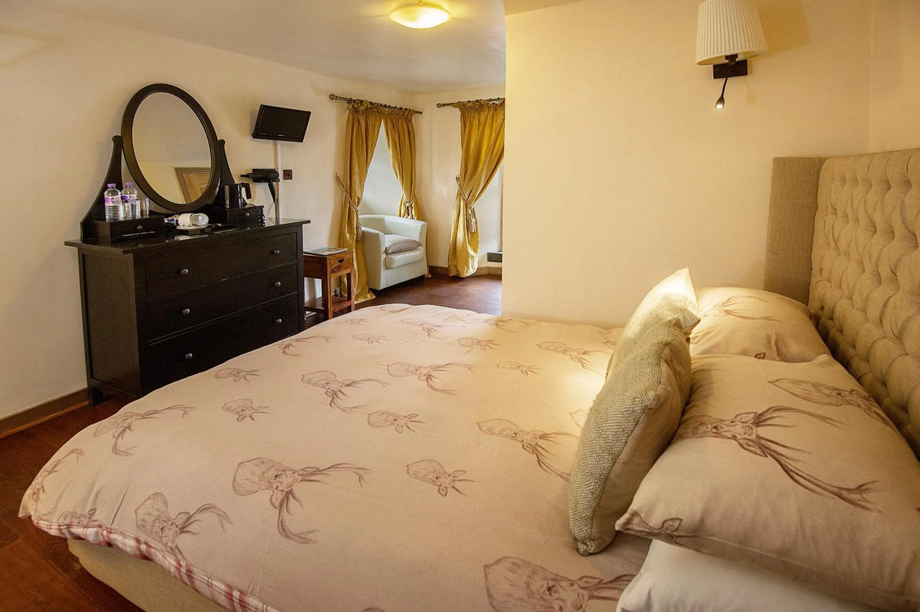 Nearby landmark, Bed in The Falls Of Dochart Inn