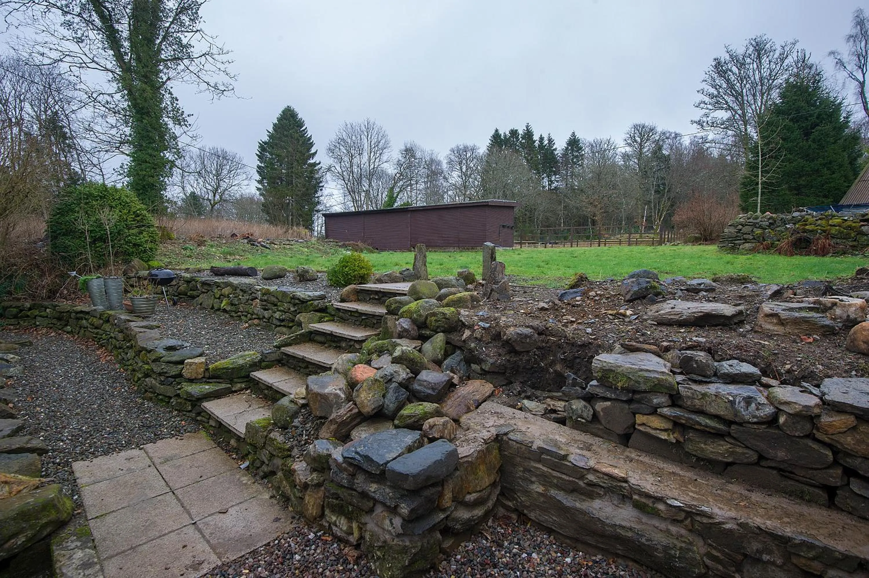 Garden in The Falls Of Dochart Inn