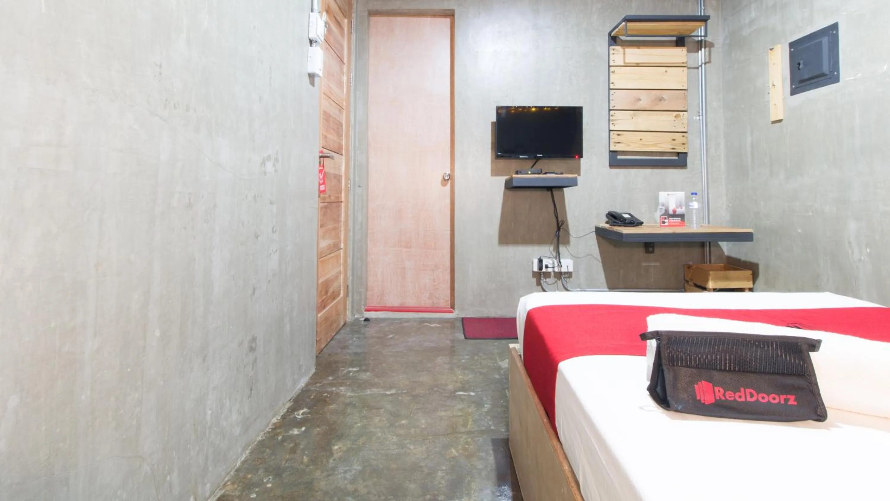TV and multimedia, Bed in RedDoorz Plus @ Taft North Mandurriao