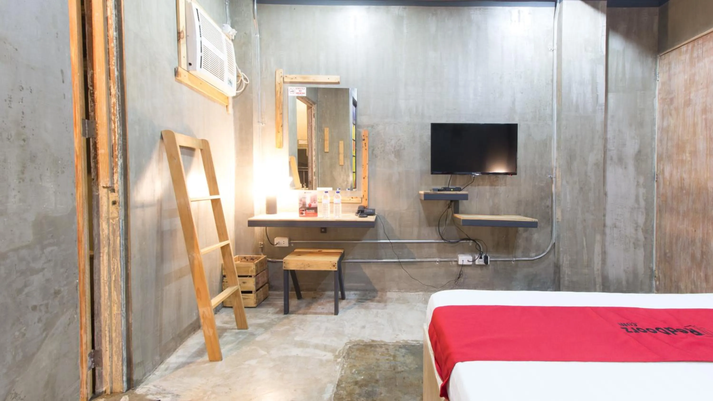 TV and multimedia, Bed in RedDoorz Plus @ Taft North Mandurriao