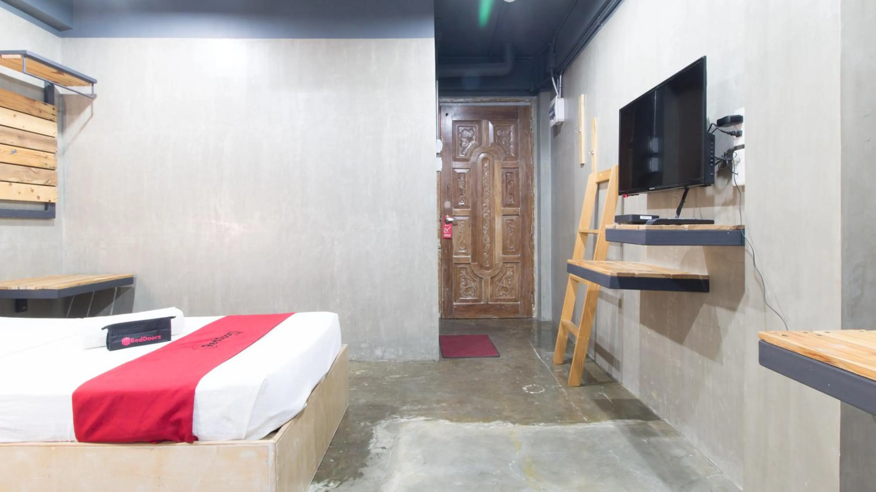 Photo of the whole room, Bed in RedDoorz Plus @ Taft North Mandurriao