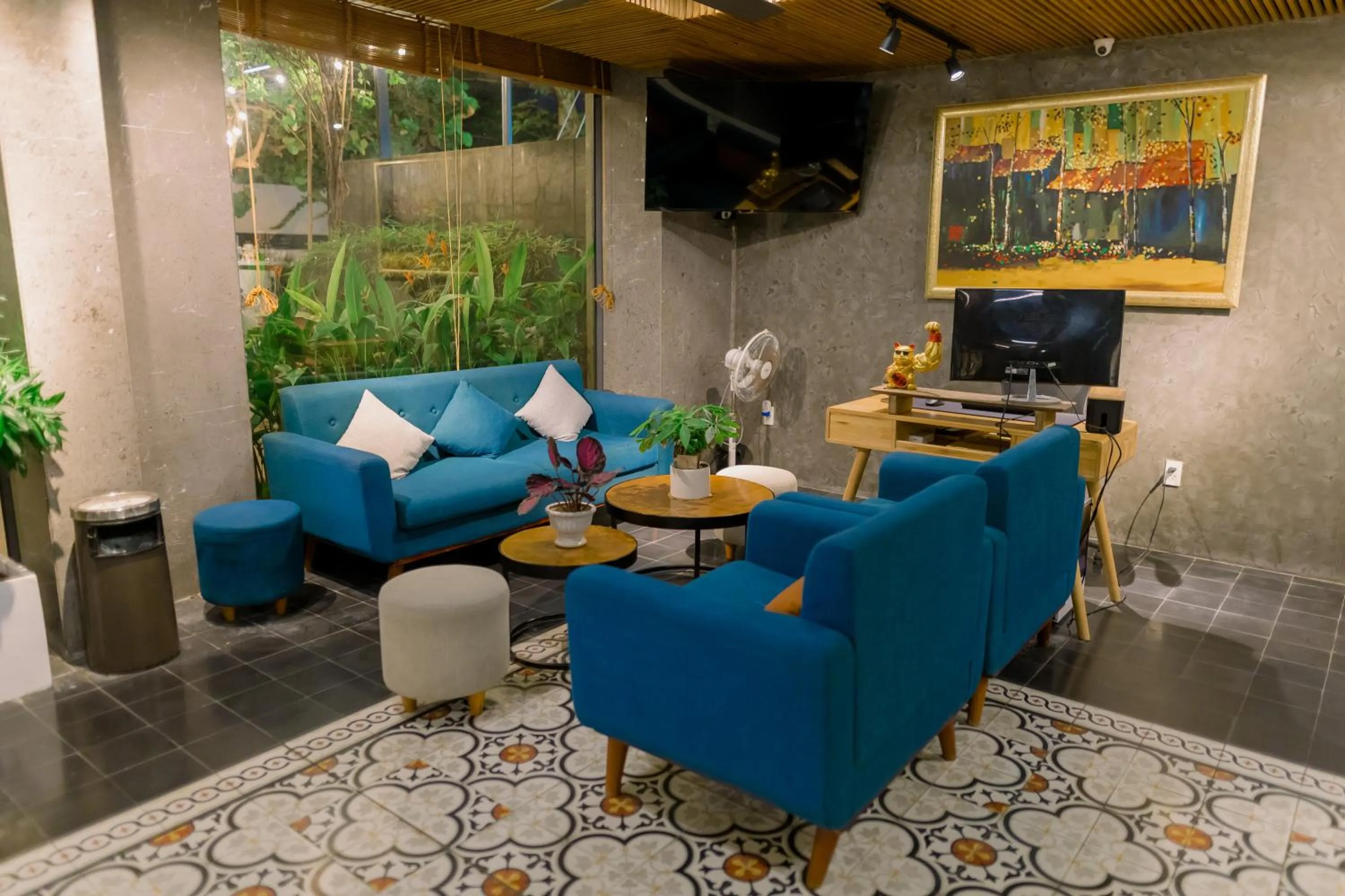 Communal lounge/ TV room in Lahome Boutique Villa and Apartment