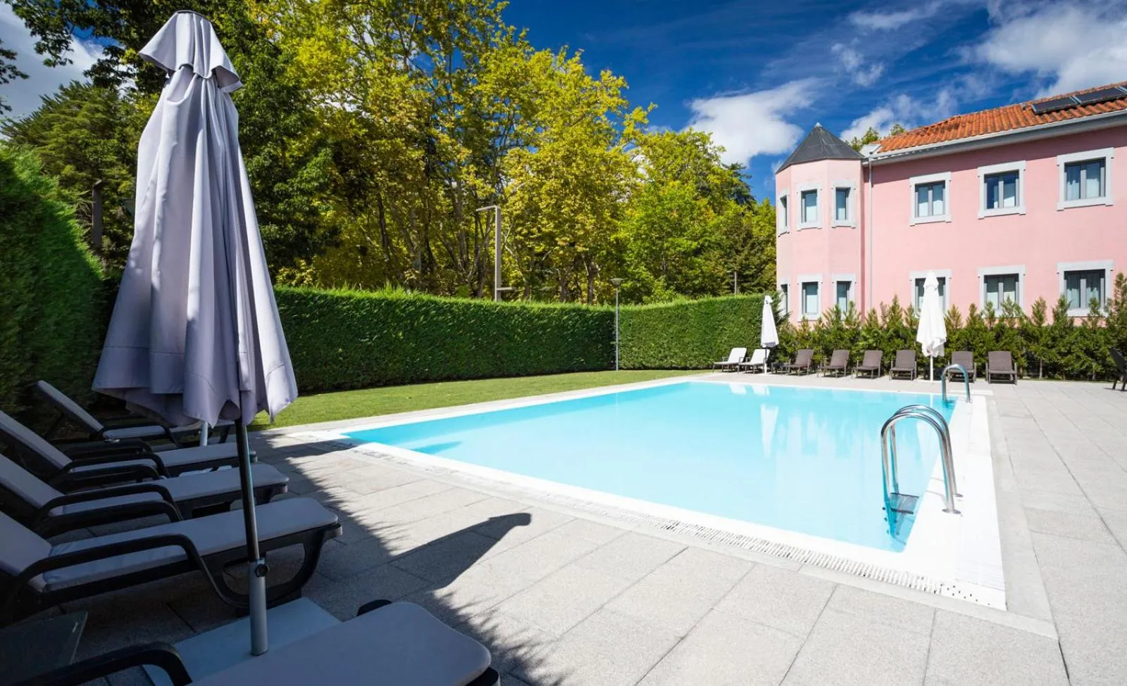 Swimming pool in Primavera Perfume Hotel