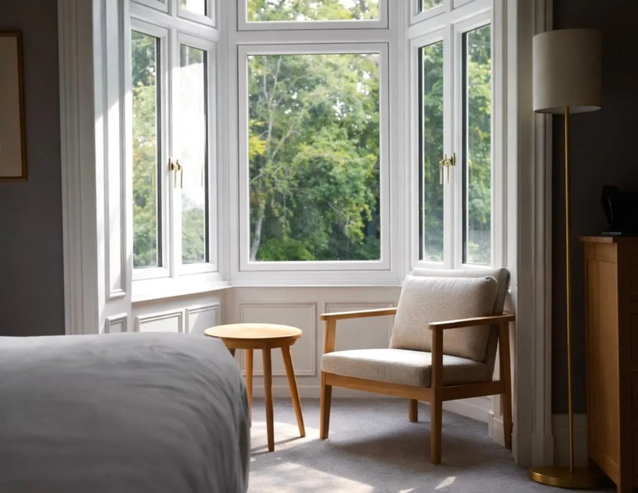 Seating area, Bed in Lyzzick