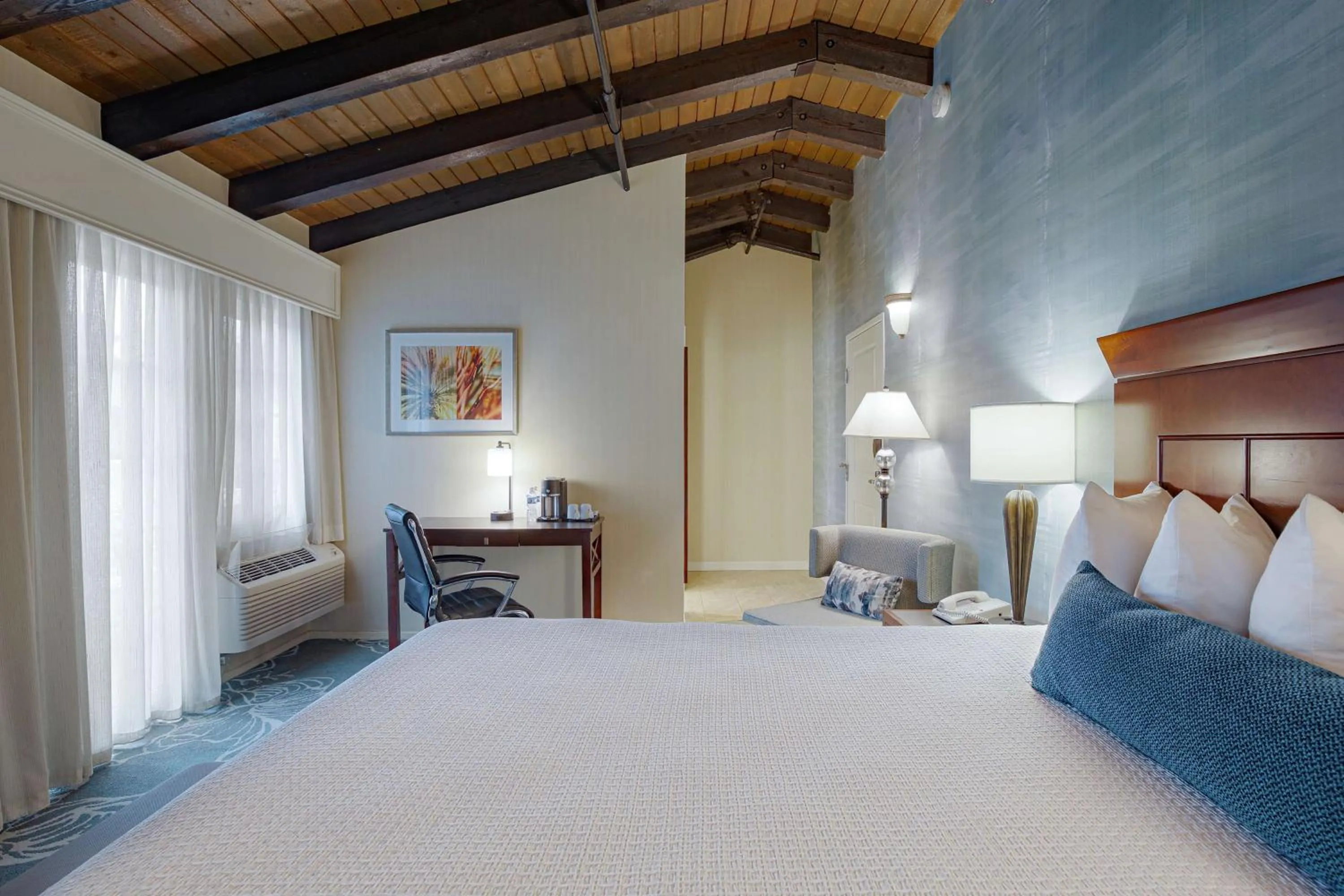 Photo of the whole room, Bed in Best Western Plus Carpinteria Inn