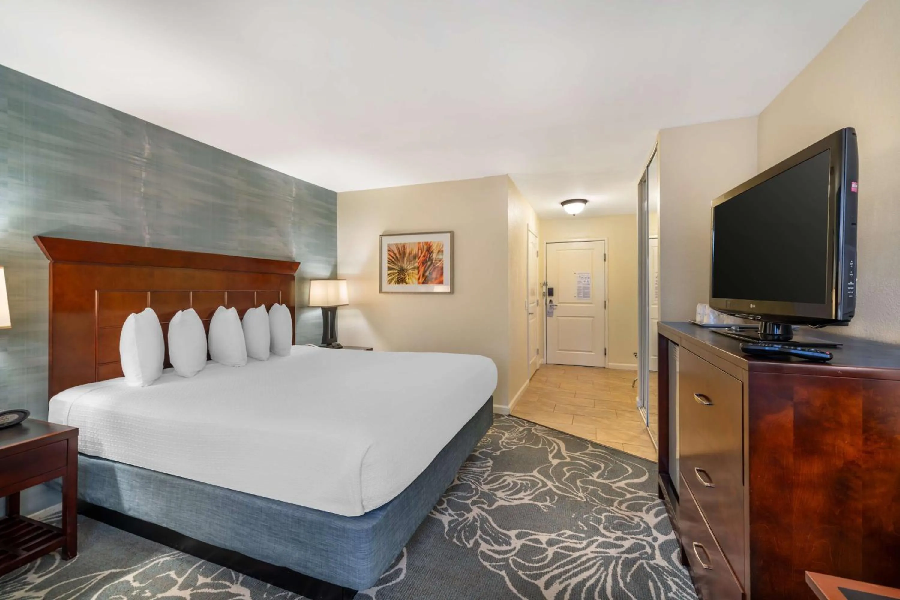 Bedroom, Bed in Best Western Plus Carpinteria Inn