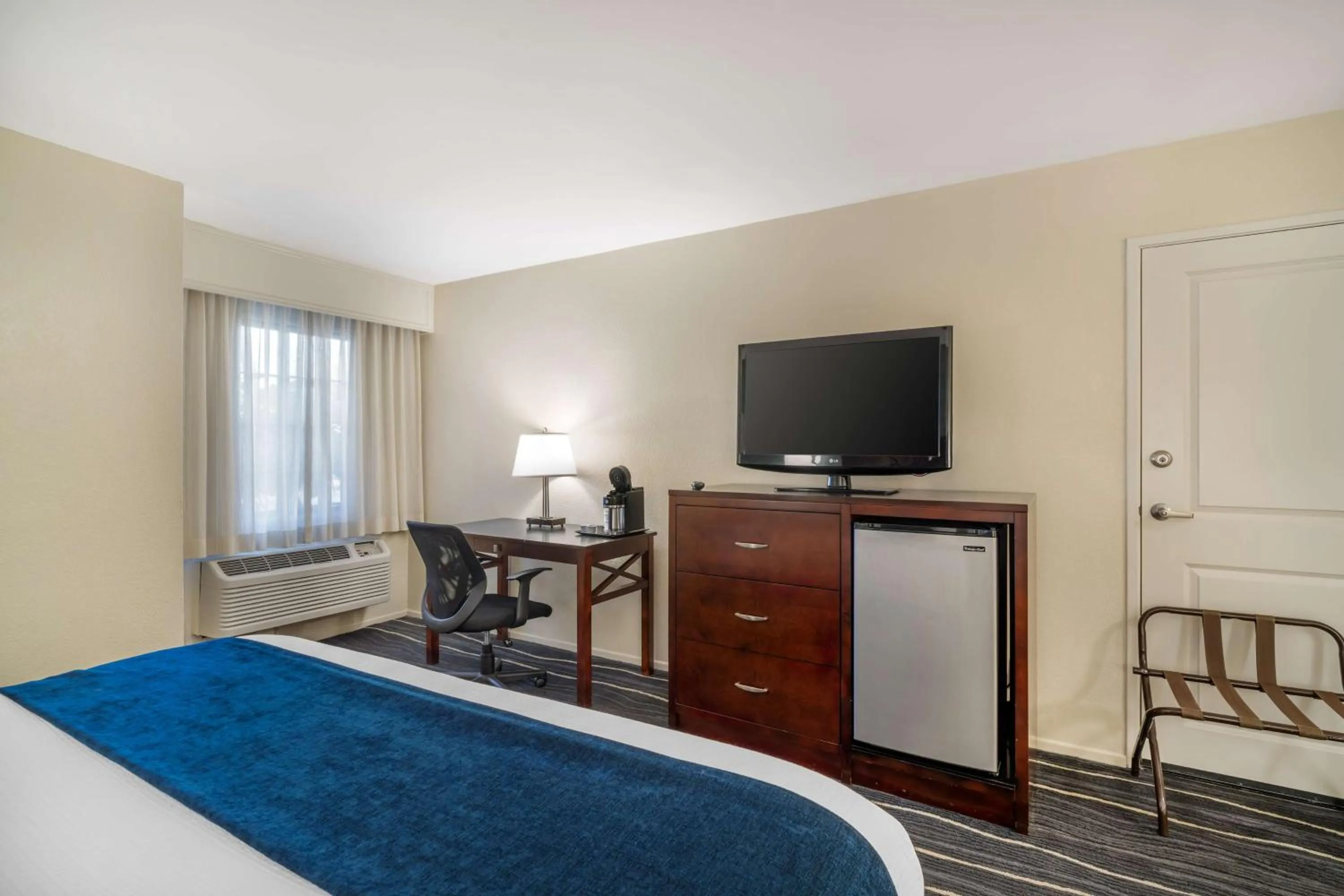 Bedroom, Bed in Best Western Plus Carpinteria Inn